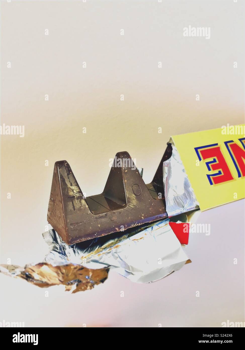 Nouveau style de Toblerone avec moins de chocolat. Un signe des choses à venir. Banque D'Images