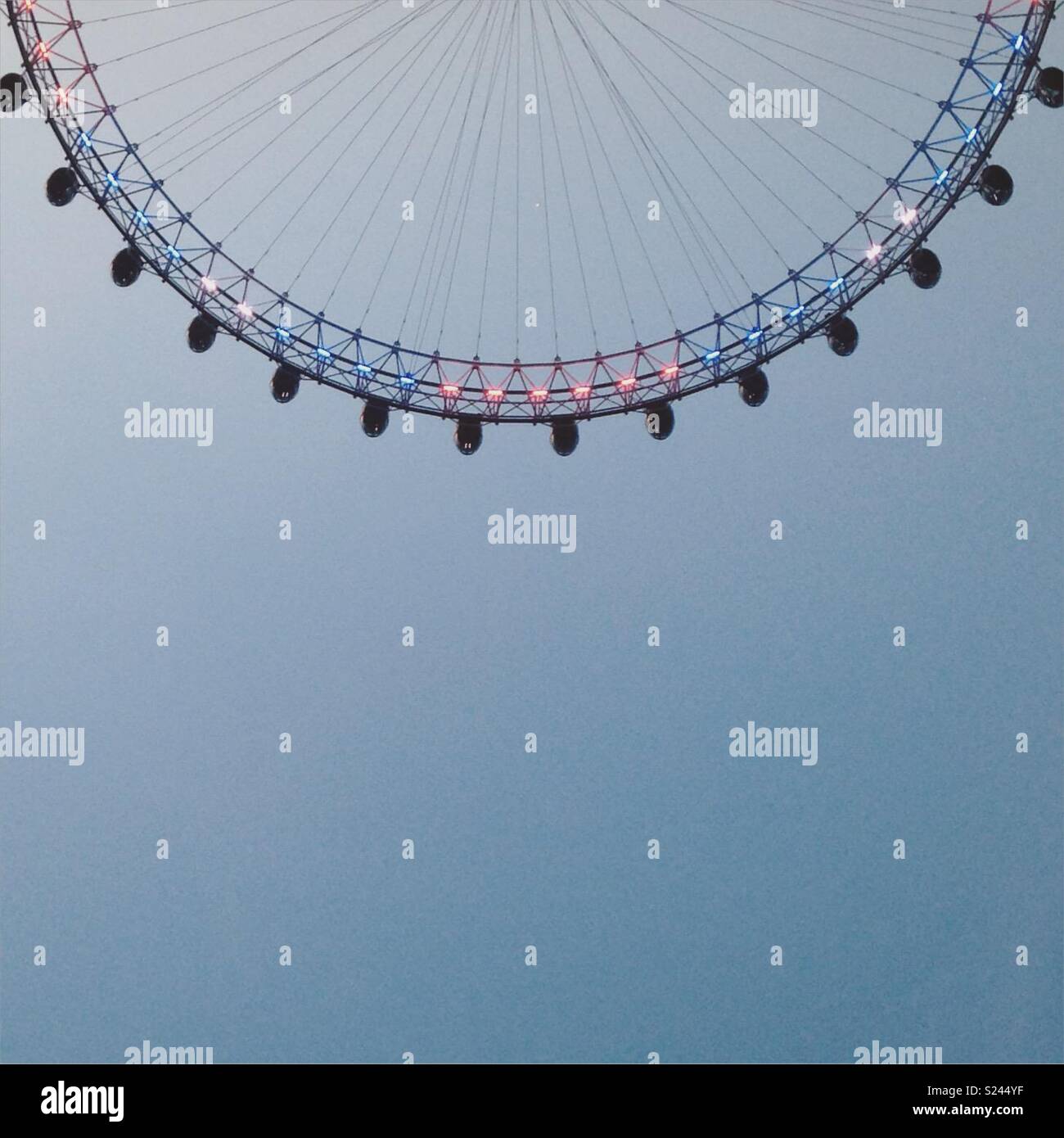London Eye (grande roue à l'envers - une image d'un monument de Londres Banque D'Images