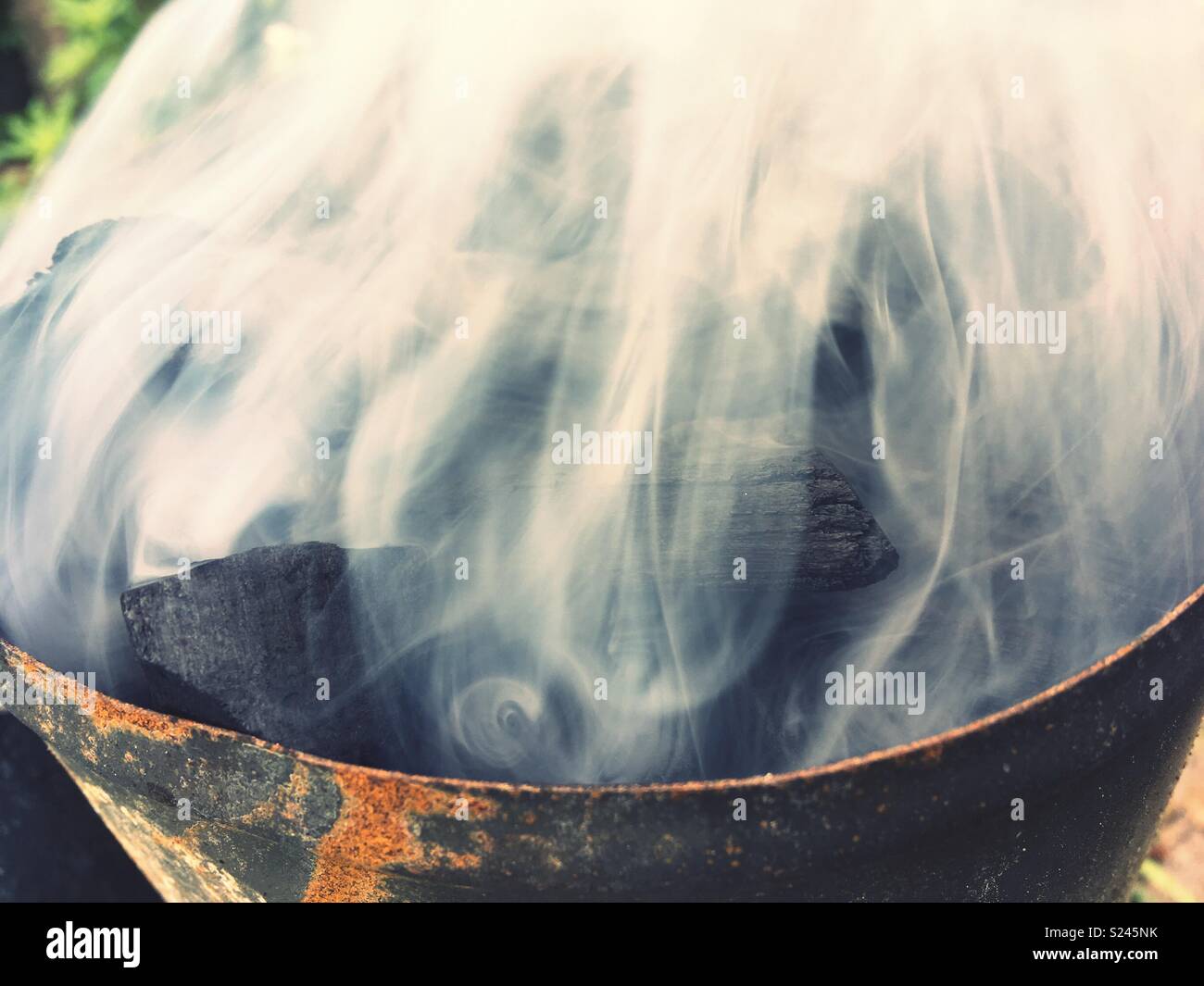 Se préparer pour un barbecue charbon - Image de stock capturée avec un smartphone