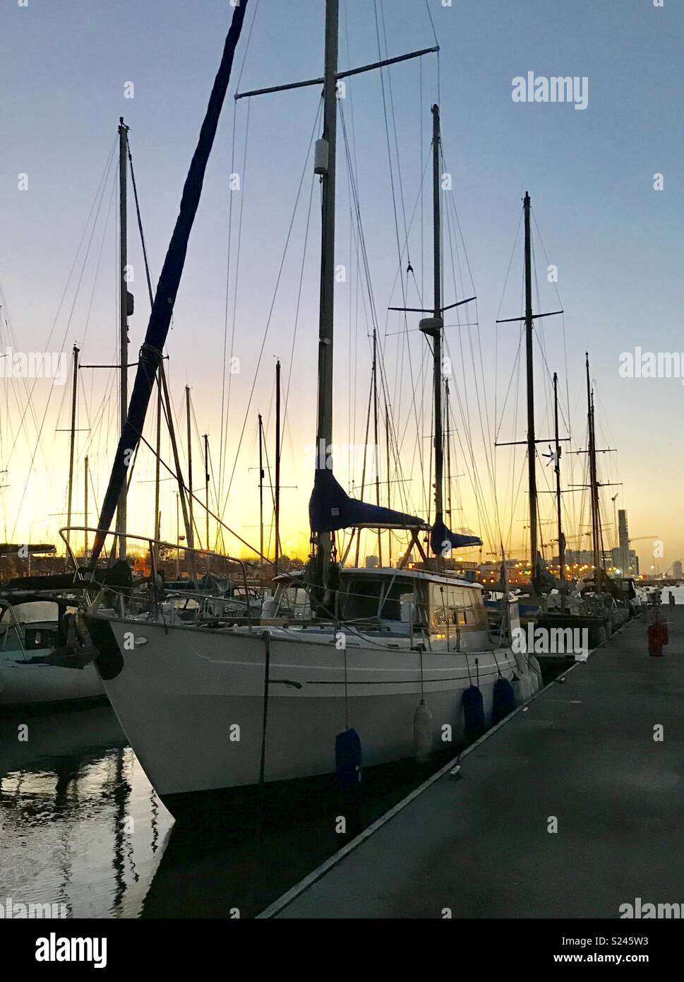 Au coucher du soleil de Dublin : Poolbeg marina Banque D'Images