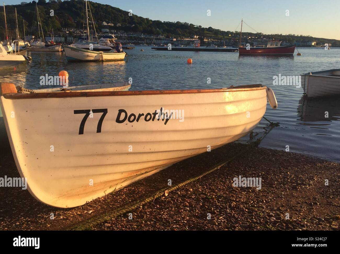 'Dorothy' un bateau sur l'arrière plage à Teignmouth. Banque D'Images