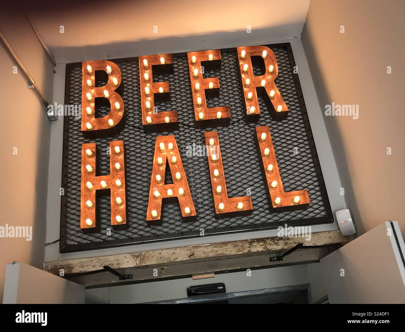 Beer hall sign in vintage retro lettrage de l'ampoule à l'entrée du bar Banque D'Images