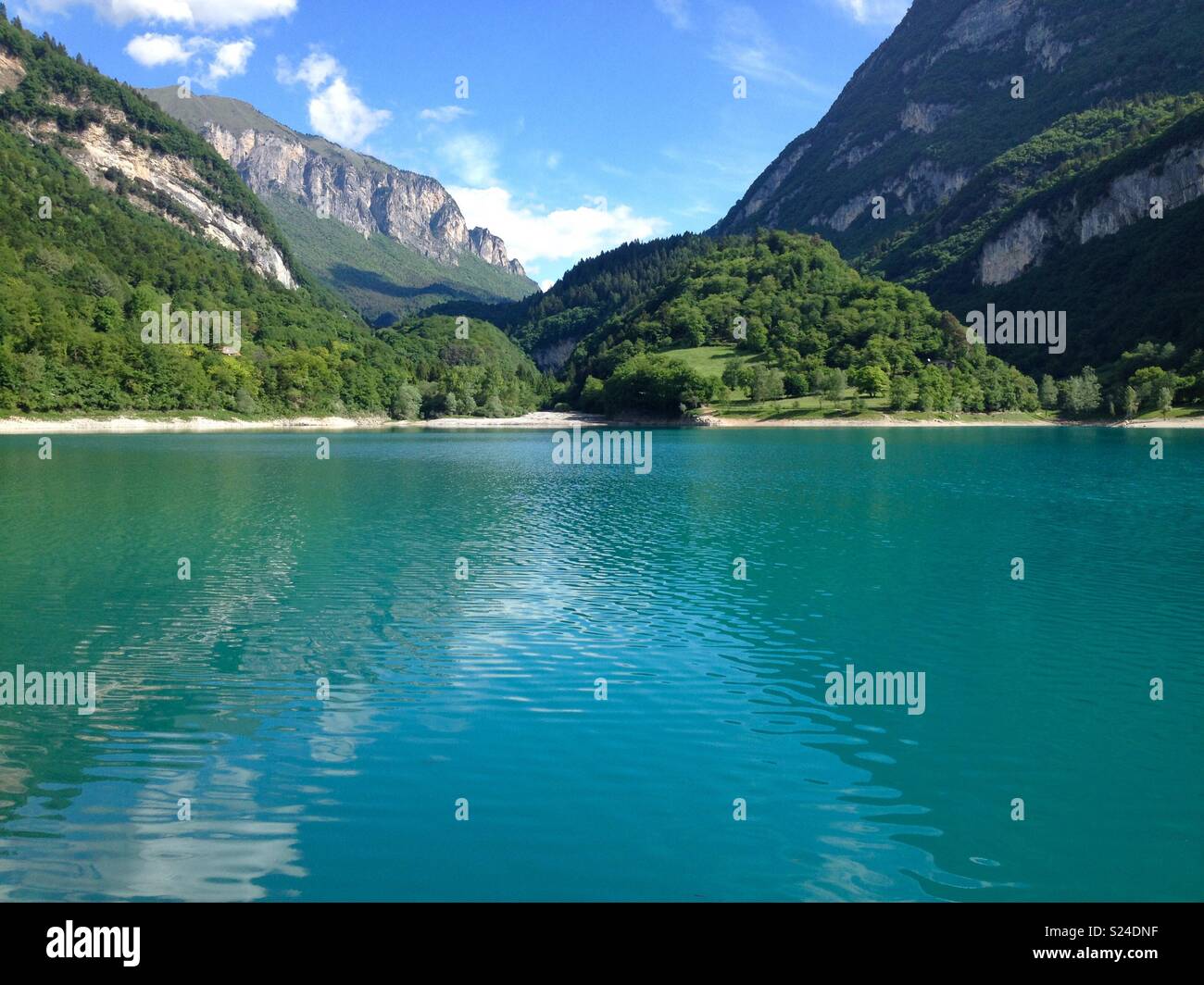 Beau lac turquoise dans les Dolomites, en Italie. Banque D'Images