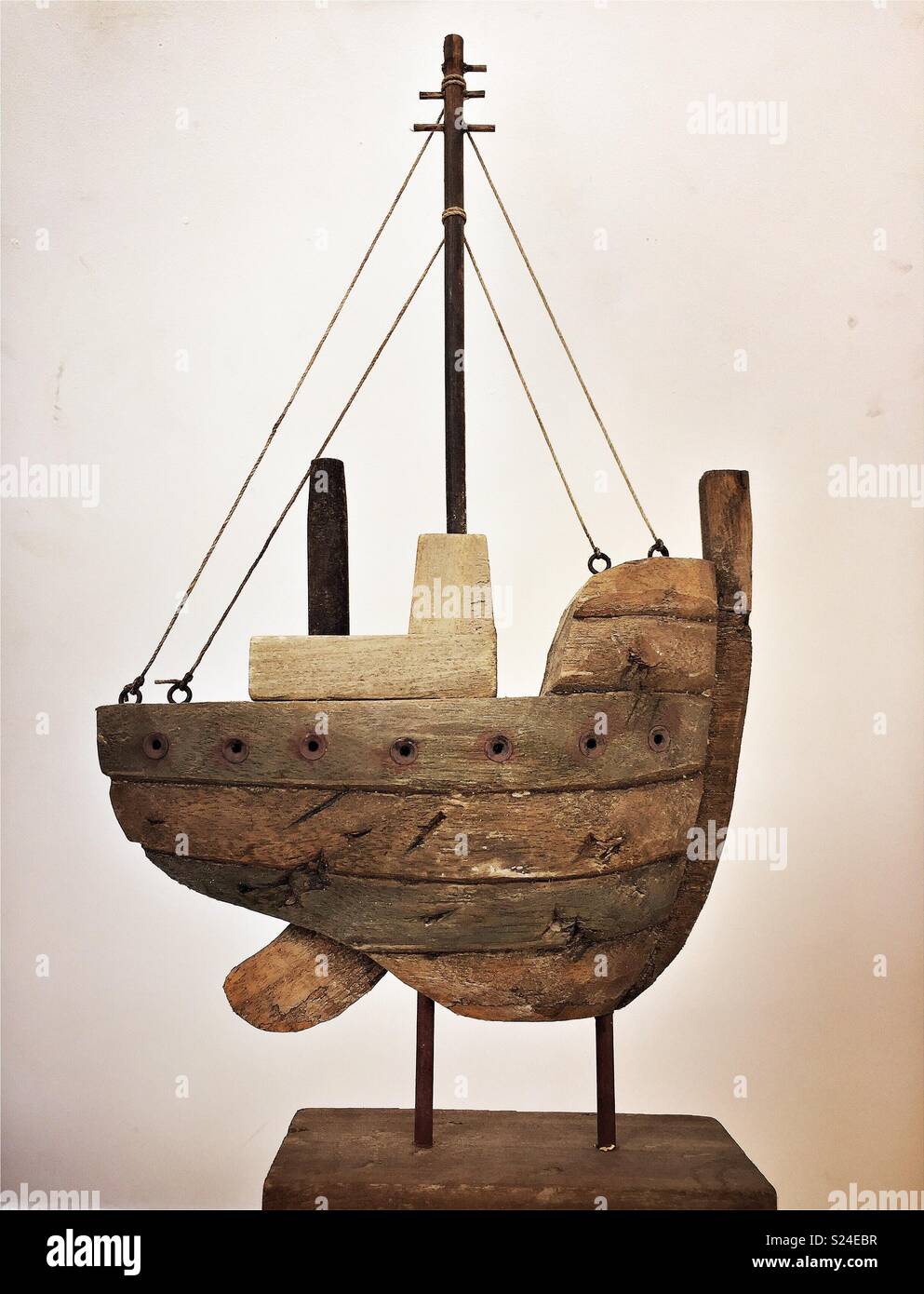 Joli bateau en bois Sculpture sur bois de l'ornement. Banque D'Images