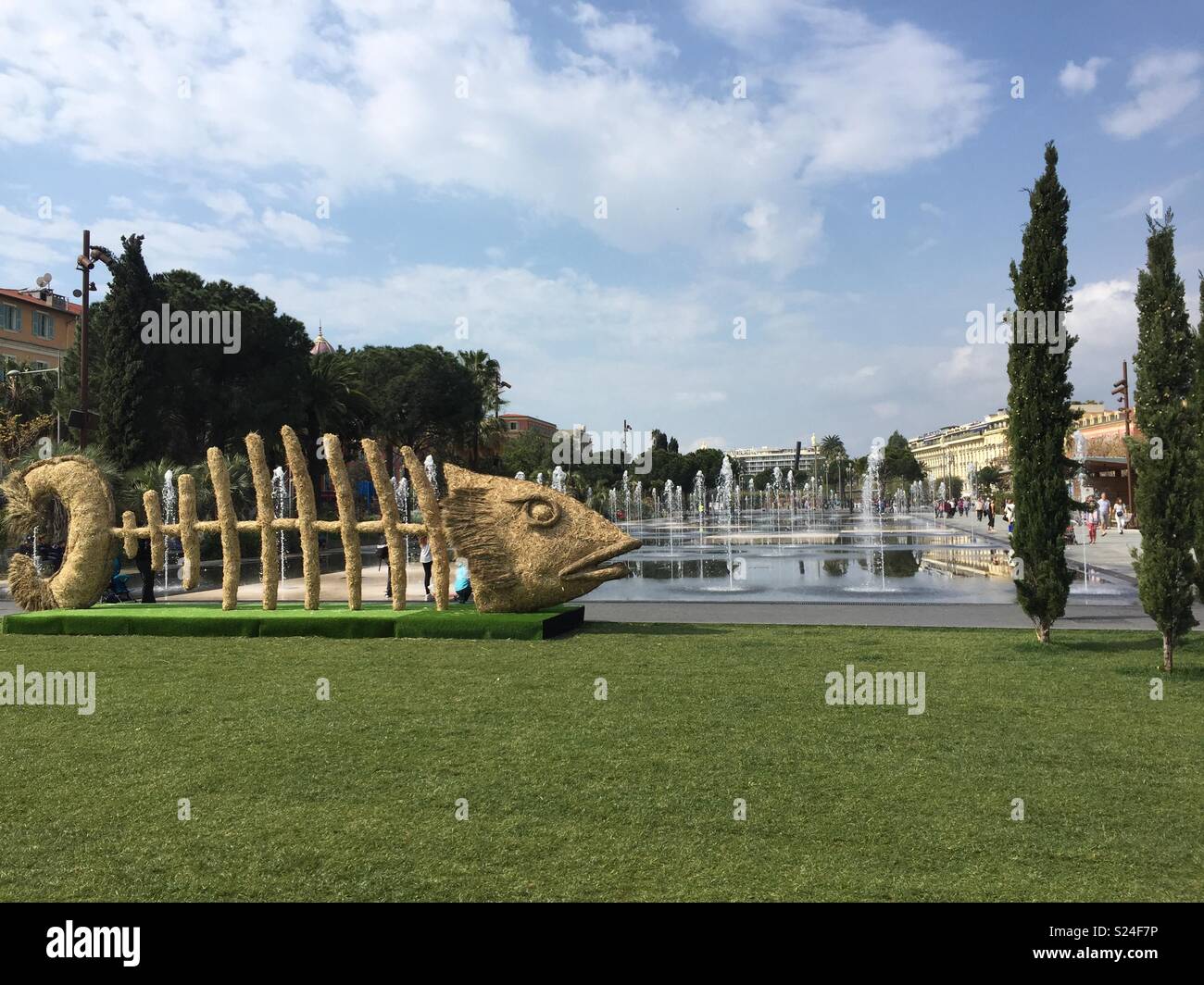 Grande sculpture de poisson dans un parc à Nicé France avec de l'eau pour les enfants à jouer dans l'au-delà. Banque D'Images