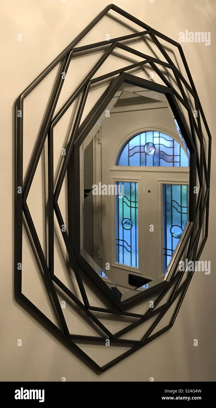 Miroir orné de réflexion montrant la porte en verre au plomb Photo Stock -  Alamy