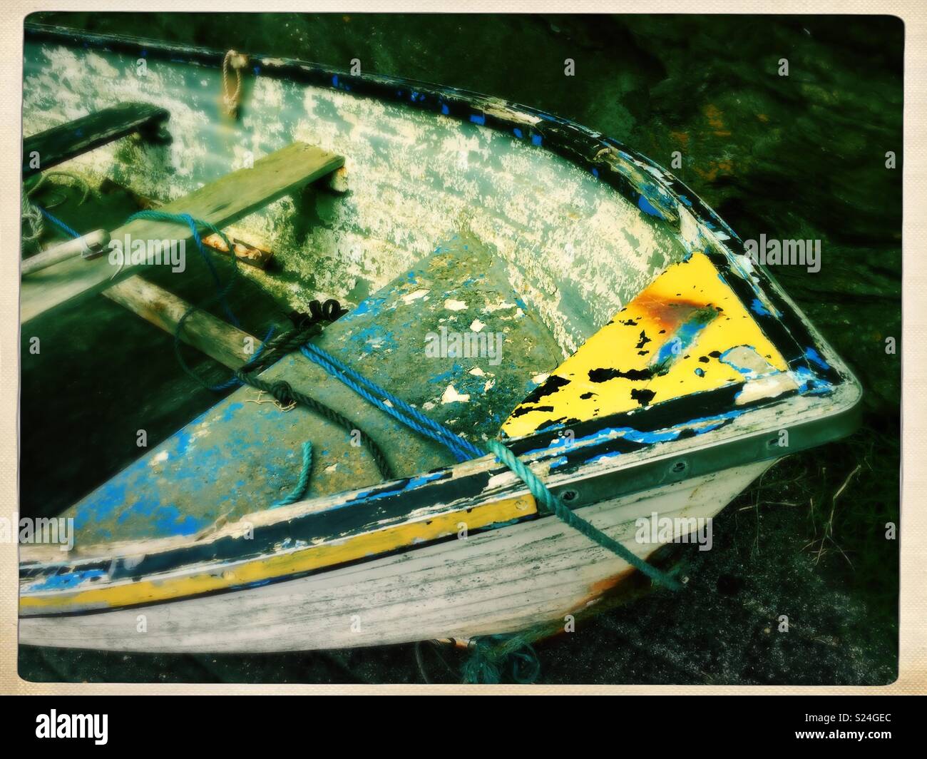 Old Weathered/aviron bateau de pêche Banque D'Images