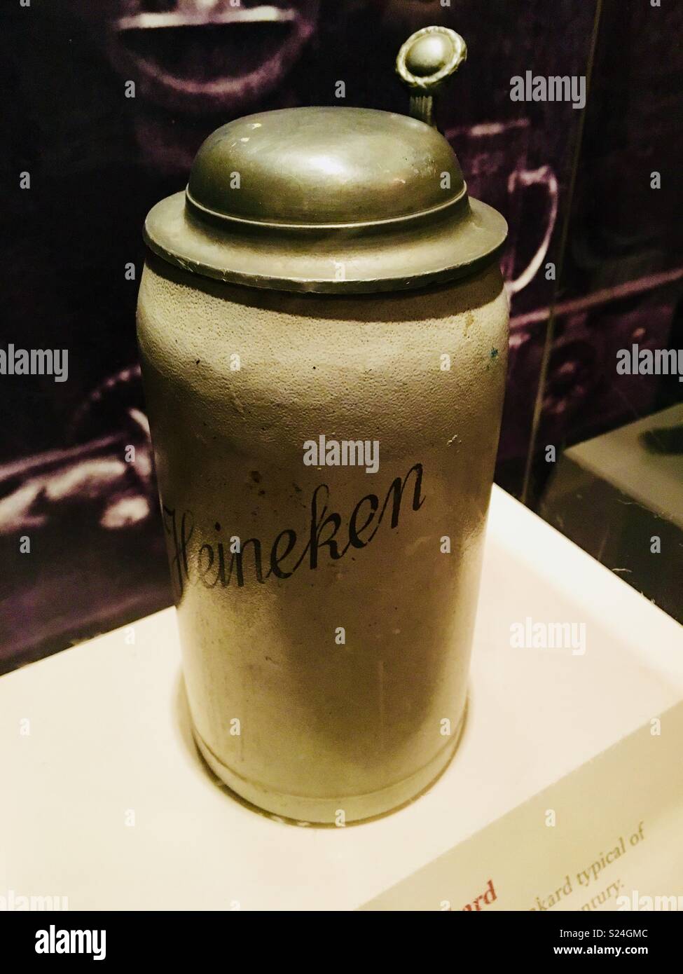 Ancienne bouteille Heineken dans le musée Heineken Experience, Amsterdam - Image de stock capturée avec un smartphone