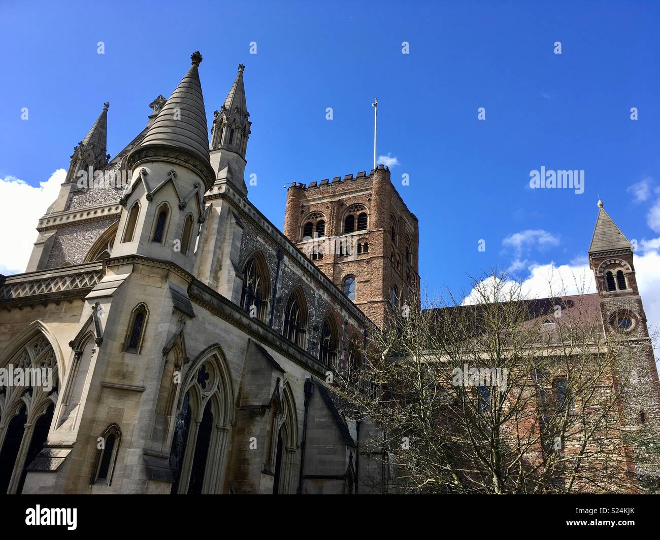 La Cathédrale de St Albans/Abbey avec tour et ciel bleu. Banque D'Images