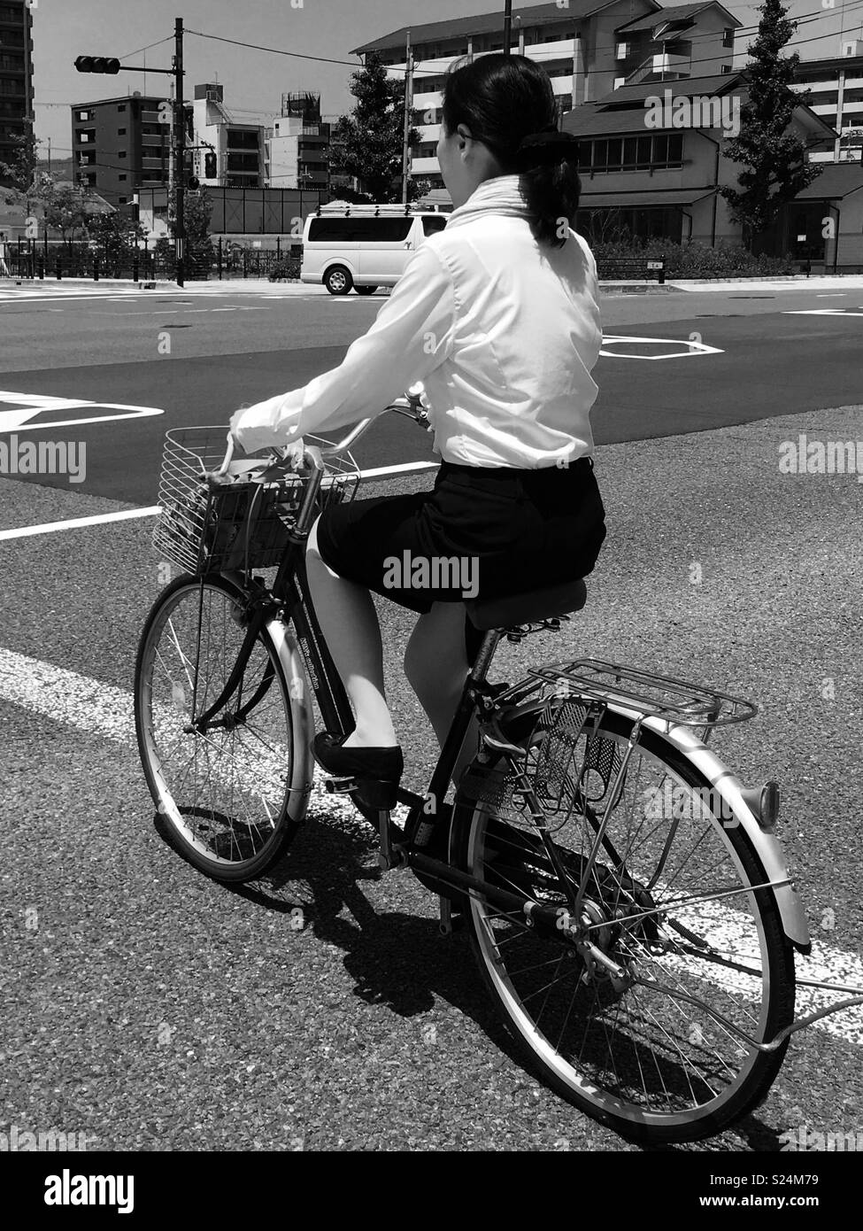 Femme sur un vélo Kyoto Banque D'Images