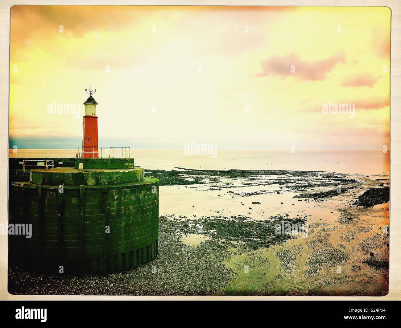 Petit phare rouge à Watchet harbour, Somerset UK. - Image de stock capturée avec un smartphone