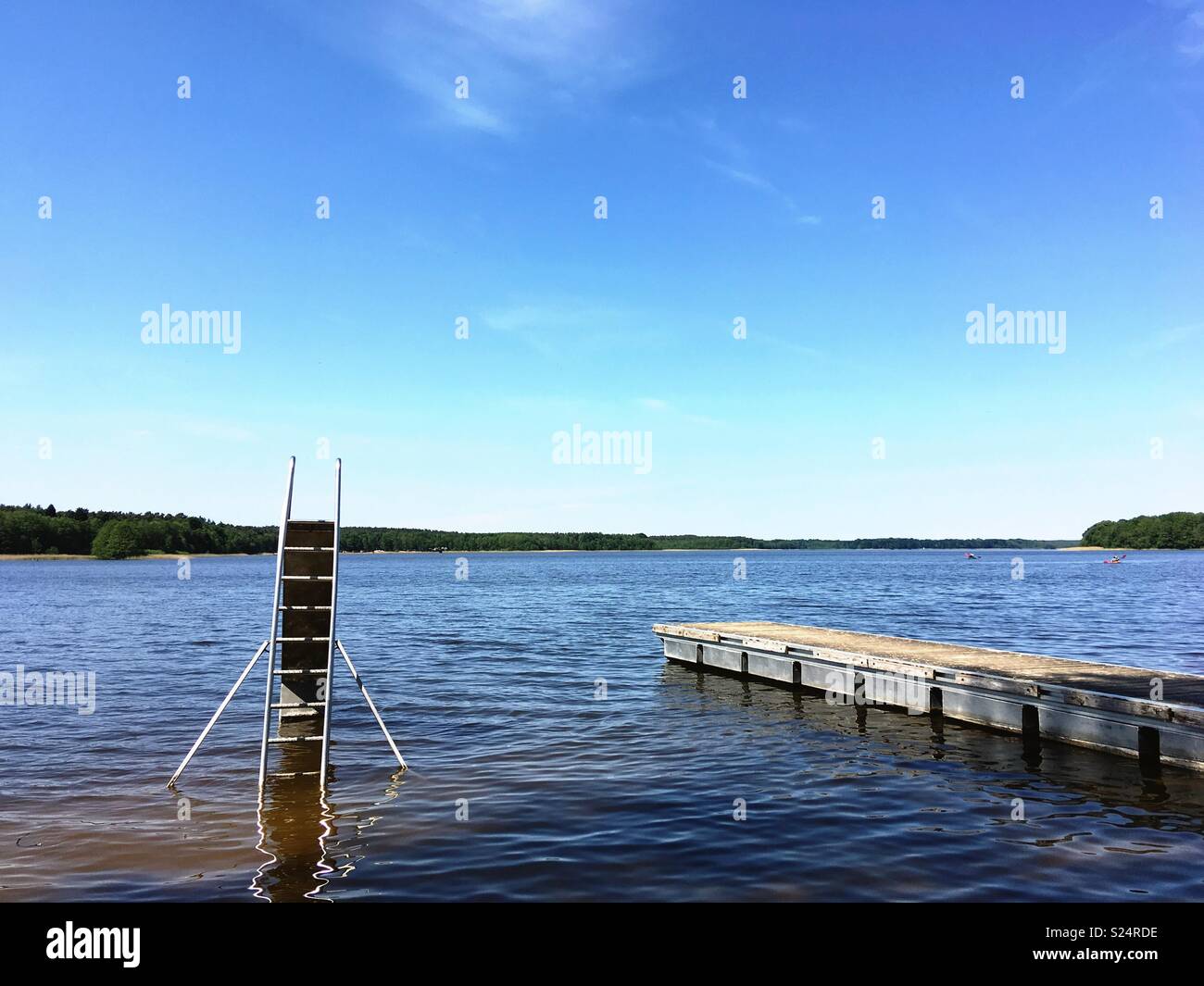 Un toboggan et une jetée à l'Userin lake dans Mecklenburg-Vorpommern, Allemagne Banque D'Images