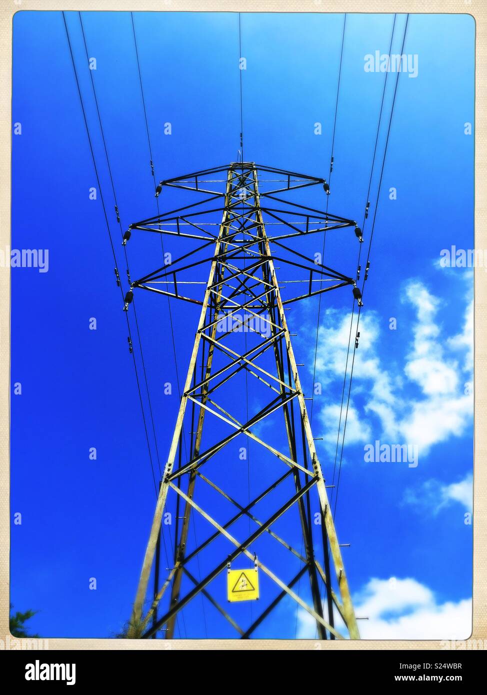 Pylône électrique la tour les câbles contre un ciel bleu. Banque D'Images