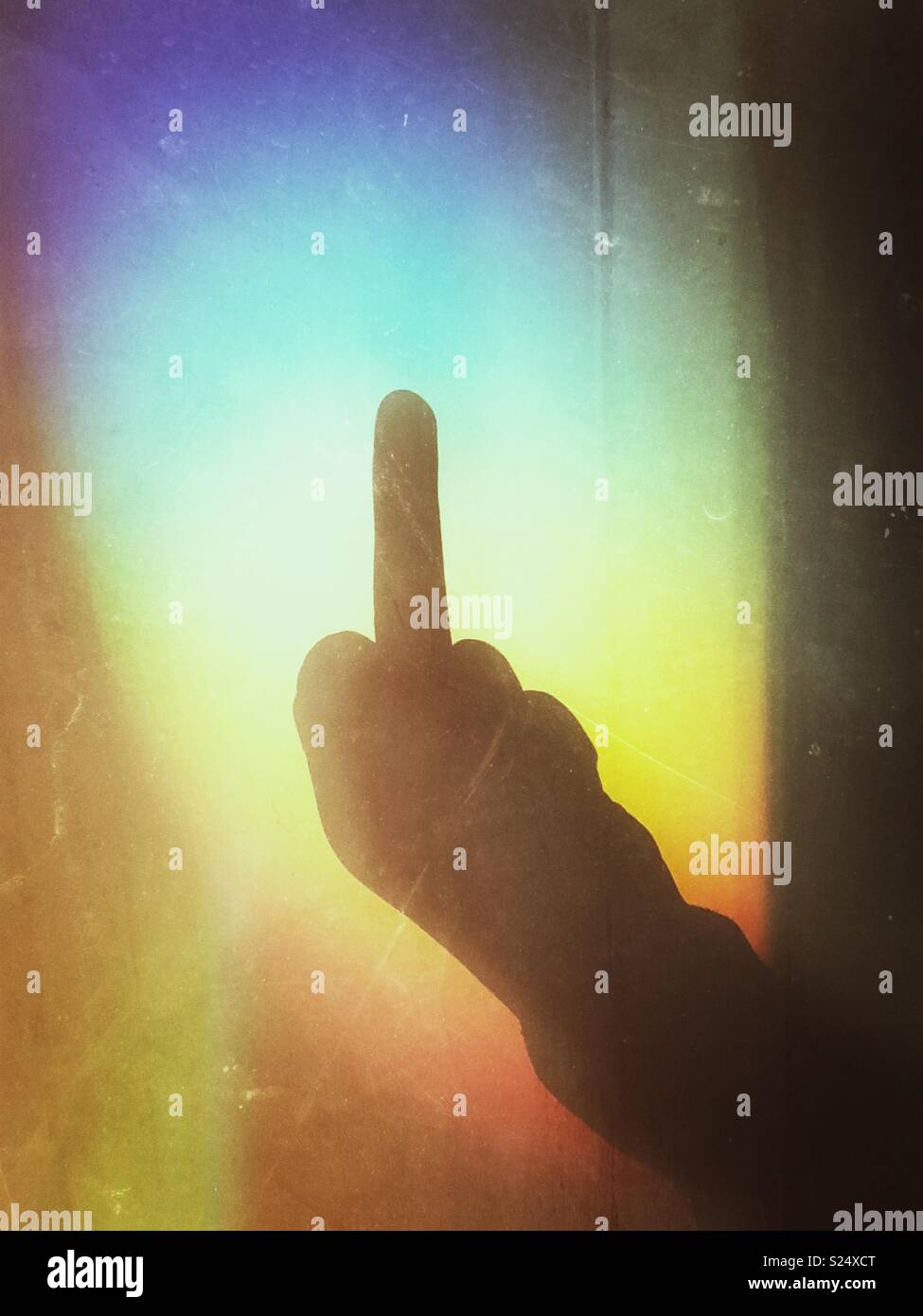 Silhouette d'ombre de personnes donnant la main le doigt moyen Banque D'Images