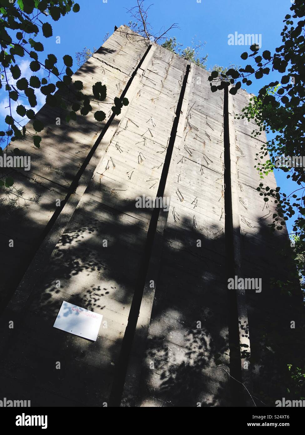 L'un des soi-disant maisons blanches (Weiße Häuser), un site d'essai pour les soutes supposé pour Hitler's Germania plans dans la forêt près de Mirow, Allemagne - Image de stock capturée avec un smartphone