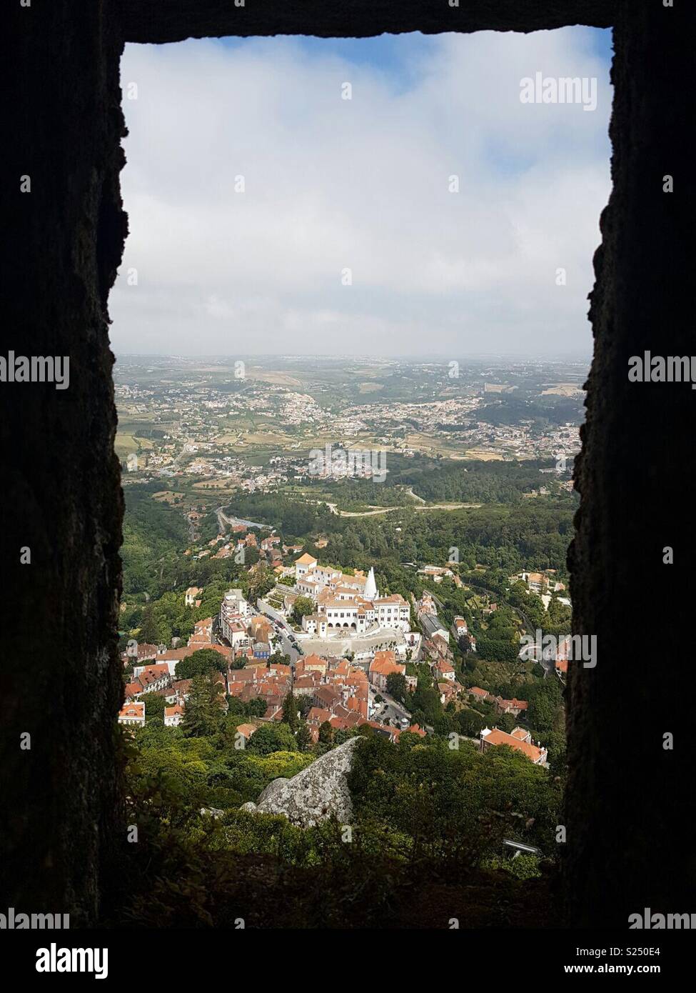 Vue à travers la fenêtre en pierre - Image de stock capturée avec un smartphone
