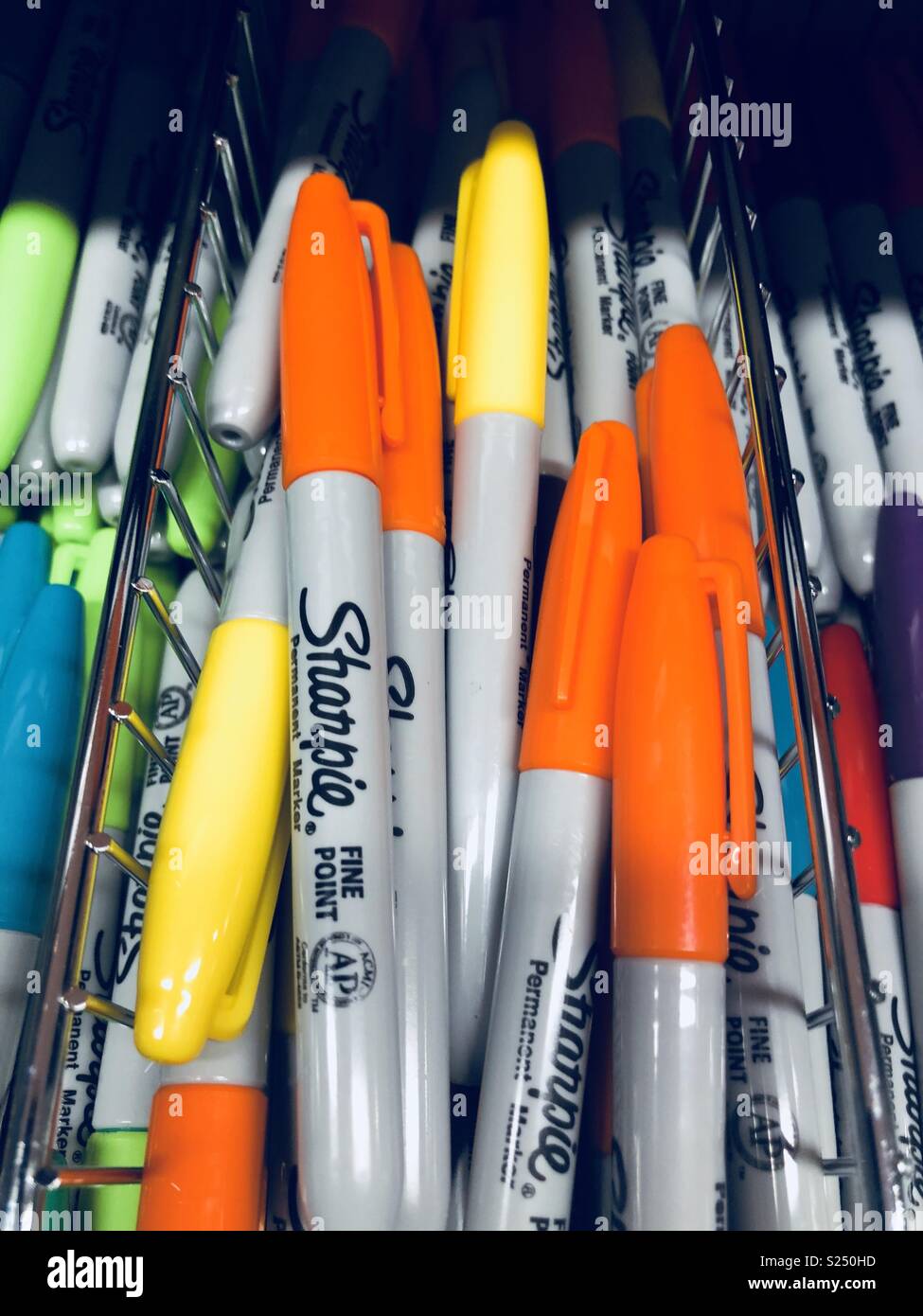 Papeterie un tiroir plein de stylos sharpie de couleurs différentes Banque D'Images
