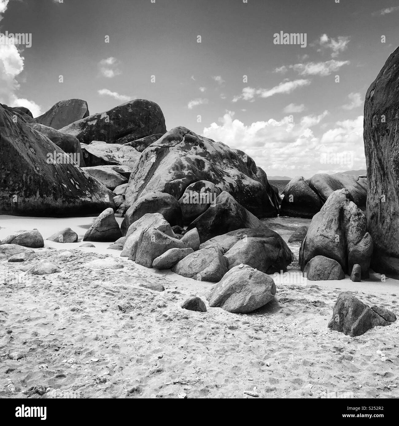 Rochers sur la plage aux bains Virgin Gorda en noir et blanc Banque D'Images