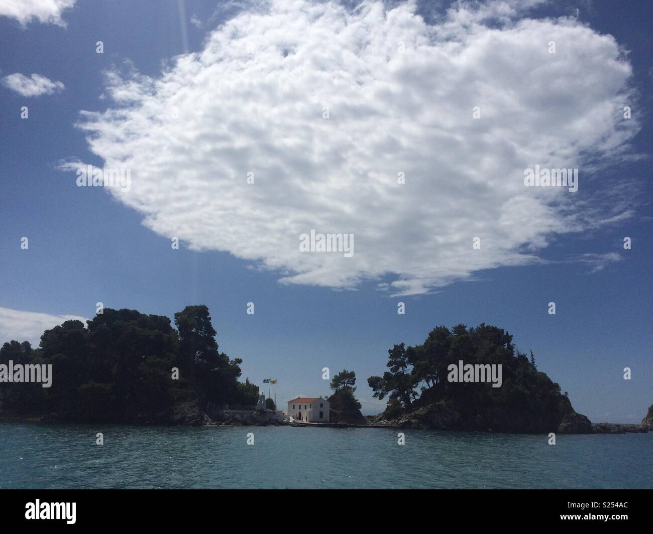 Chapelle de Mariage grec sur une île avec au-dessus des nuages Banque D'Images