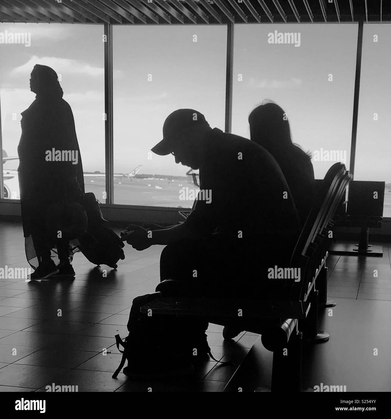En attente d'un avion réunit toutes sortes d'ordinaire pas qui n'aurait jamais rencontrer. Banque D'Images