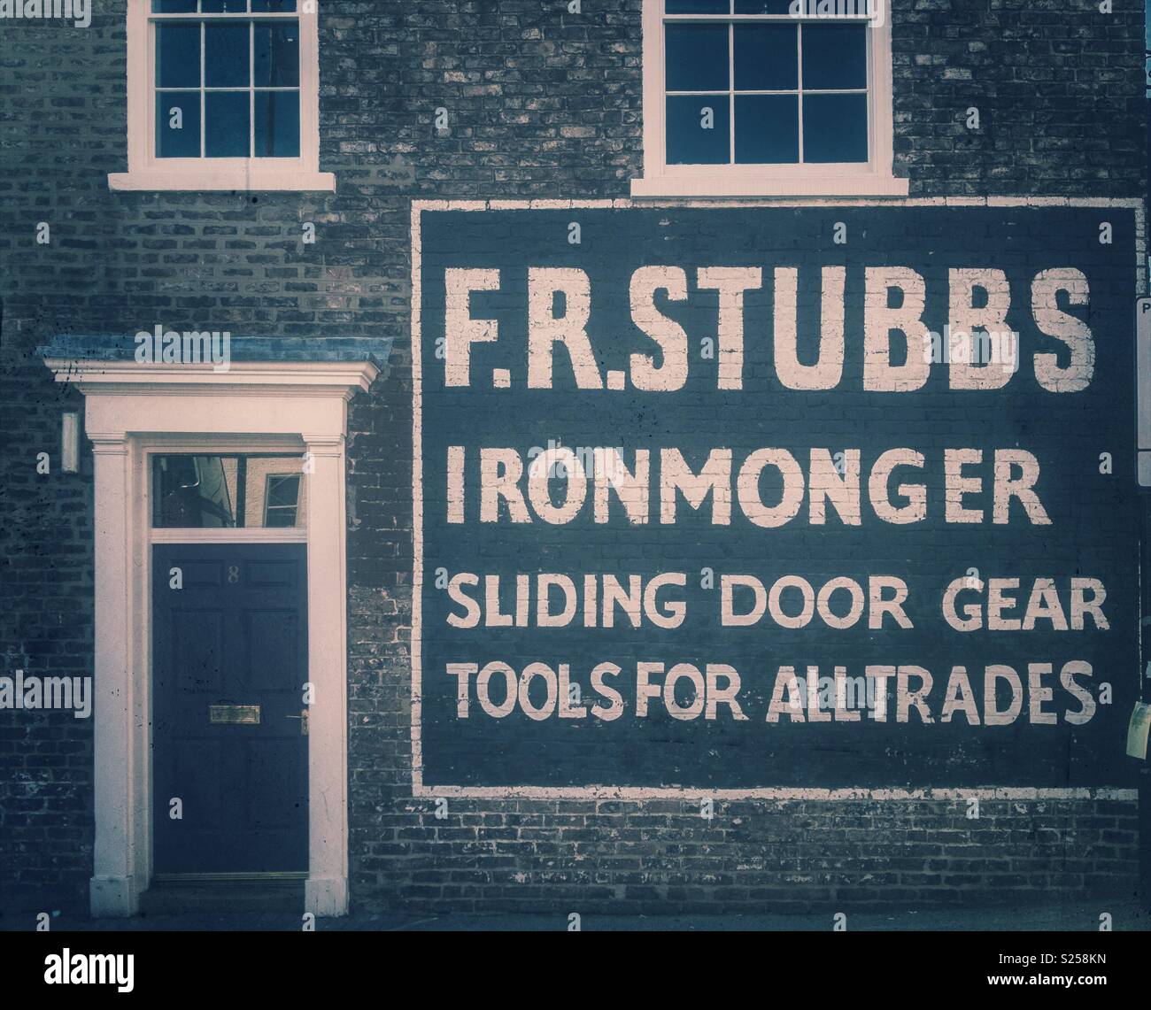 Publicité rétro peints sur le mur de brique pour F R Stubbs Quincaillerie, NEW YORK. - Image de stock capturée avec un smartphone