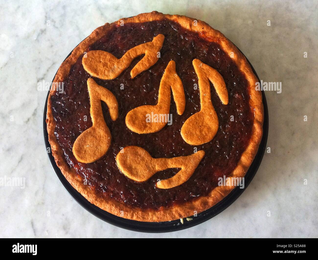 Tarte aux prunes d'épeautre entier marmelade et de notes. - Image de stock capturée avec un smartphone