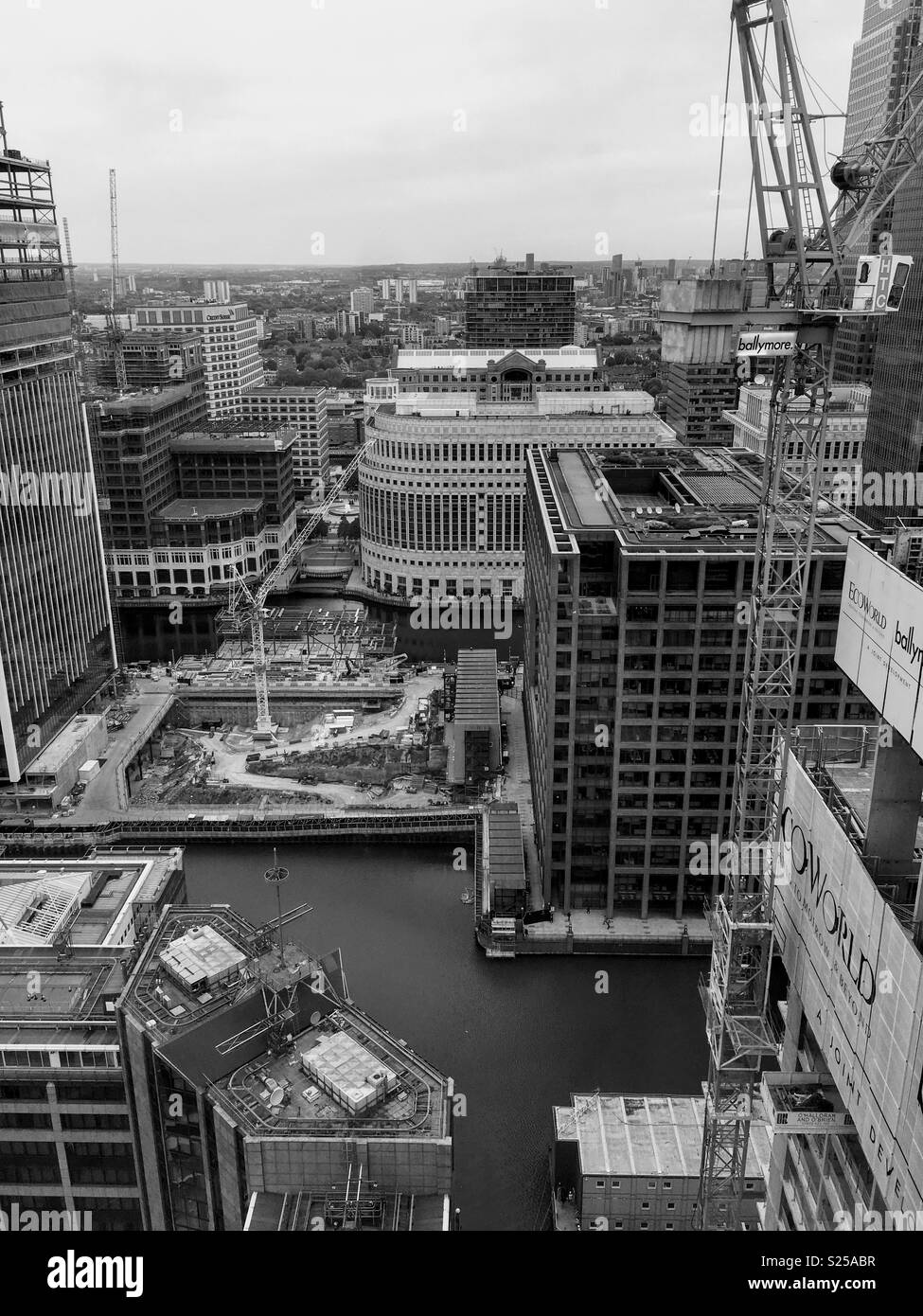 Canary Wharf dans une expansion en noir et blanc Banque D'Images
