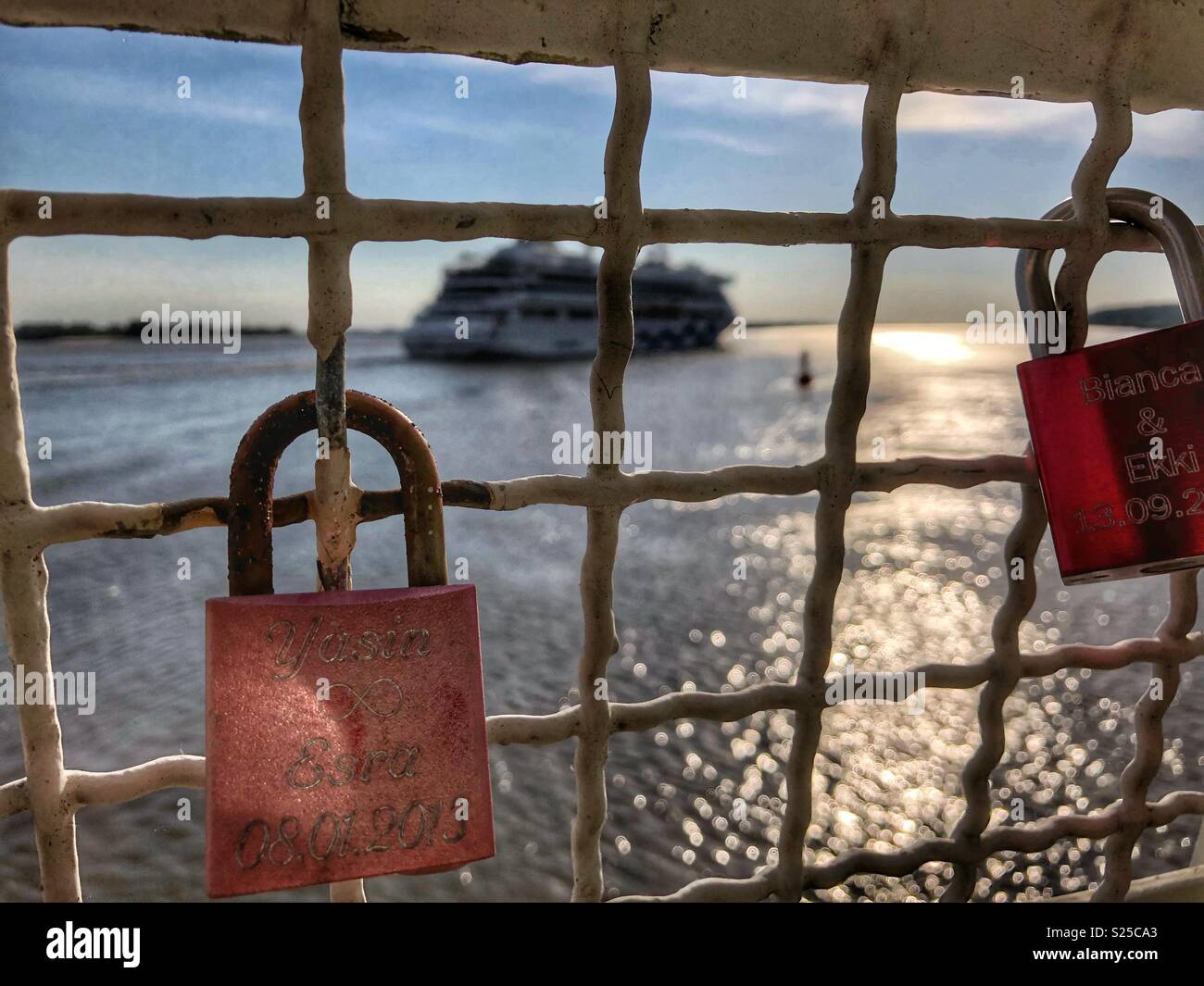 Un bateau de croisière sur l'Elbe à travers une clôture. - Image de stock capturée avec un smartphone