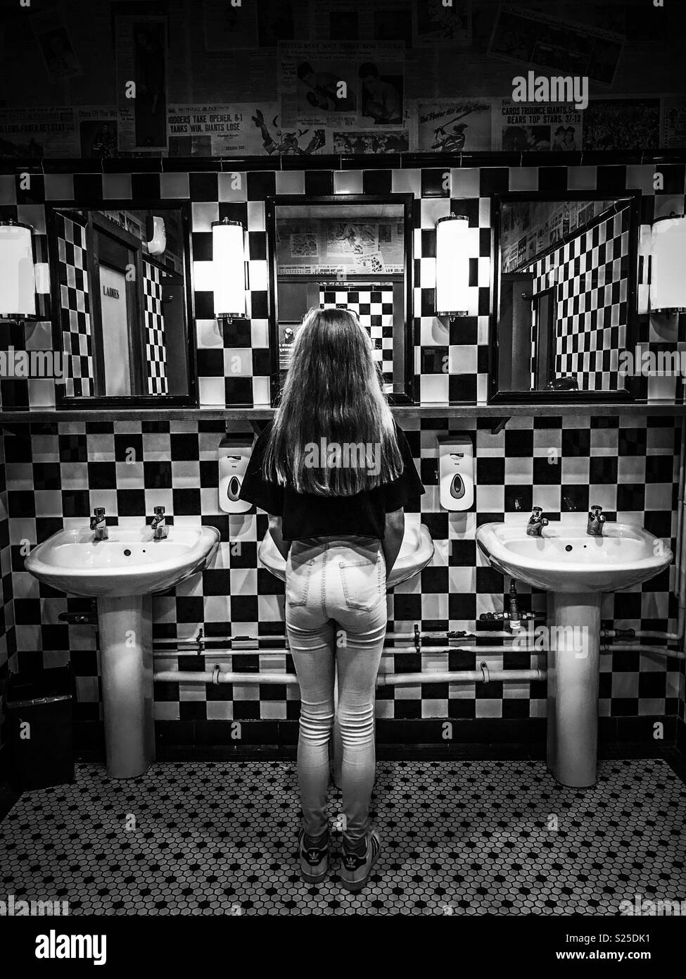 Fille regardant dans le miroir Banque d'images noir et blanc - Alamy