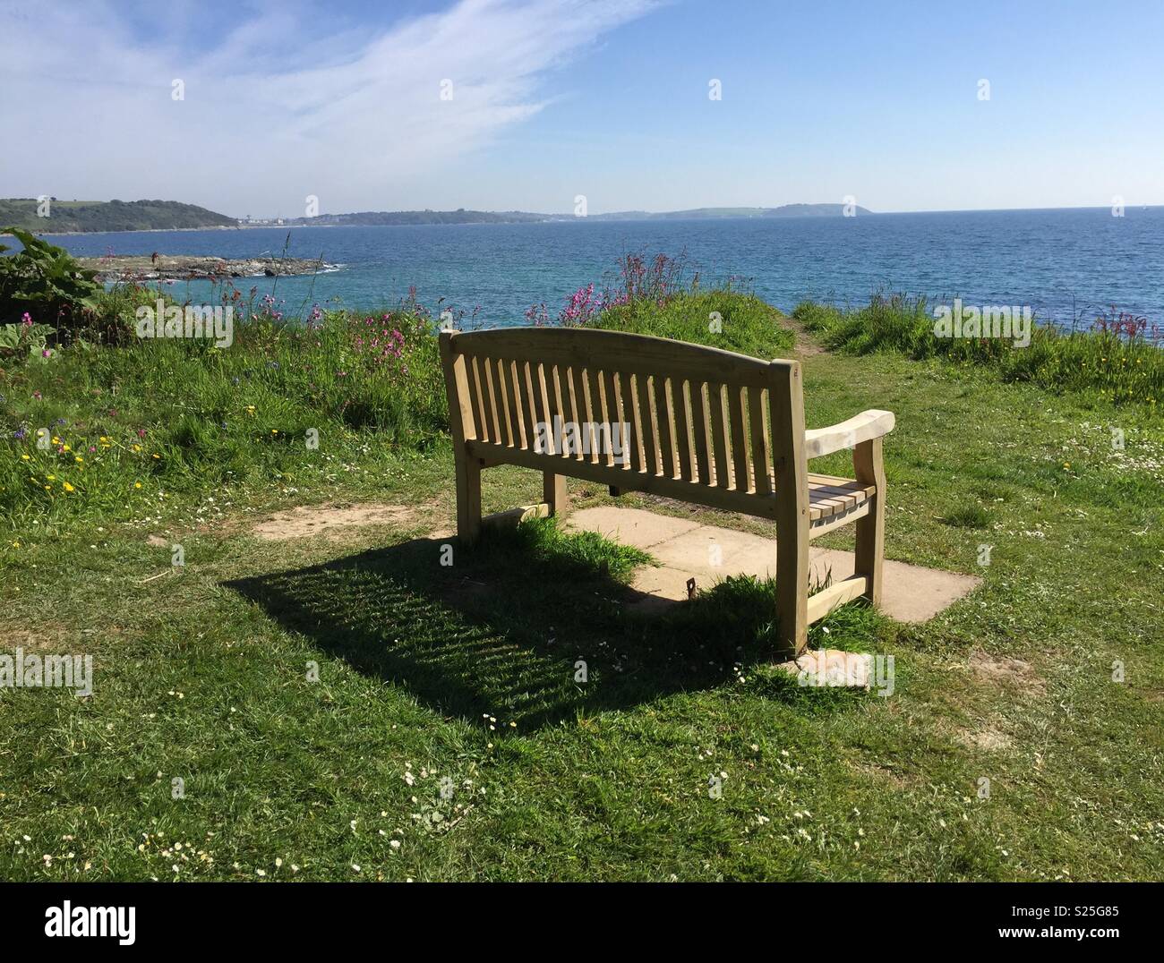 Banquette en bois avec une vue sur la mer sur la baie de Falmouth Banque D'Images