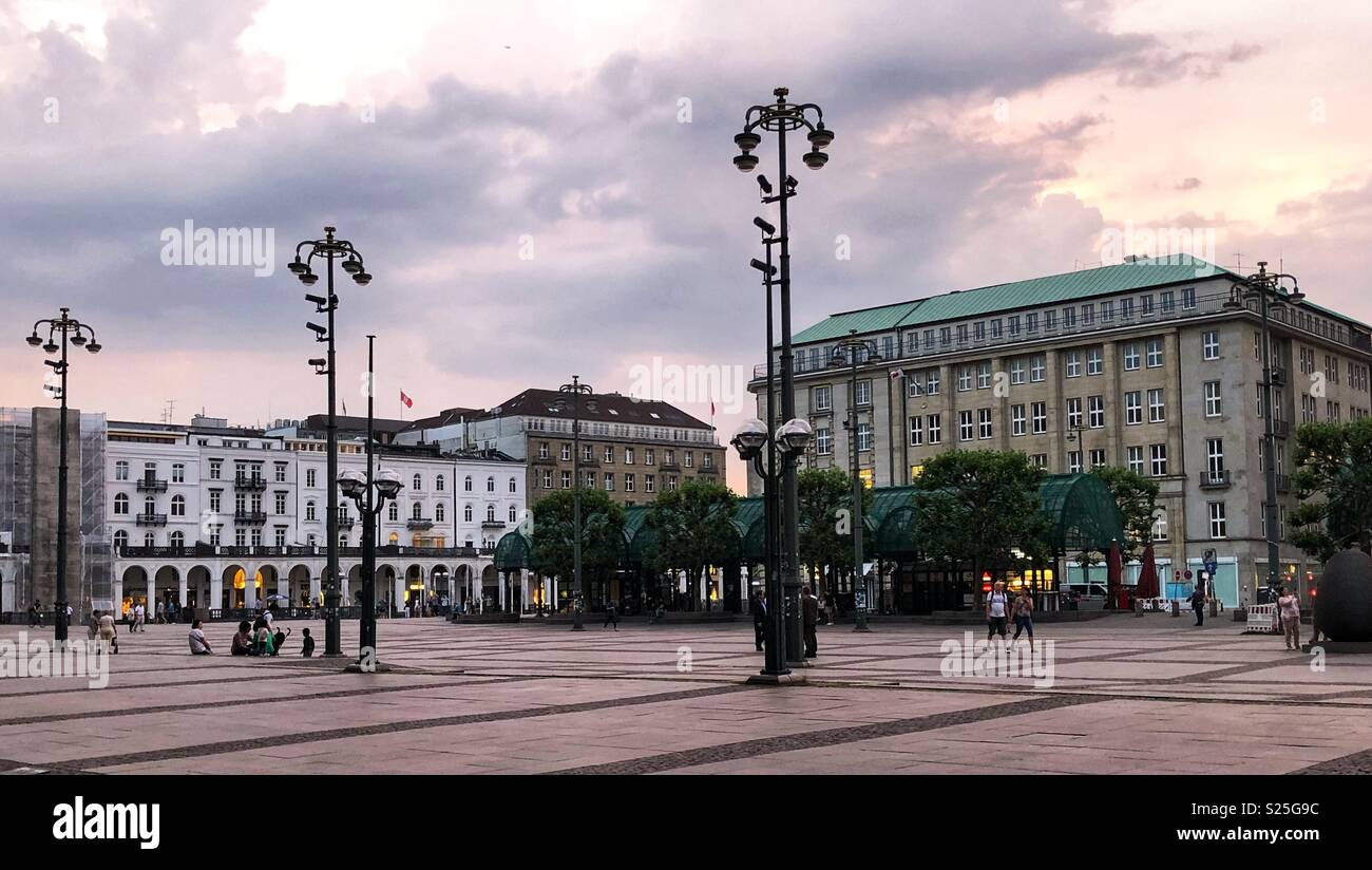 Place publique à Hambourg, Allemagne. - Image de stock capturée avec un smartphone