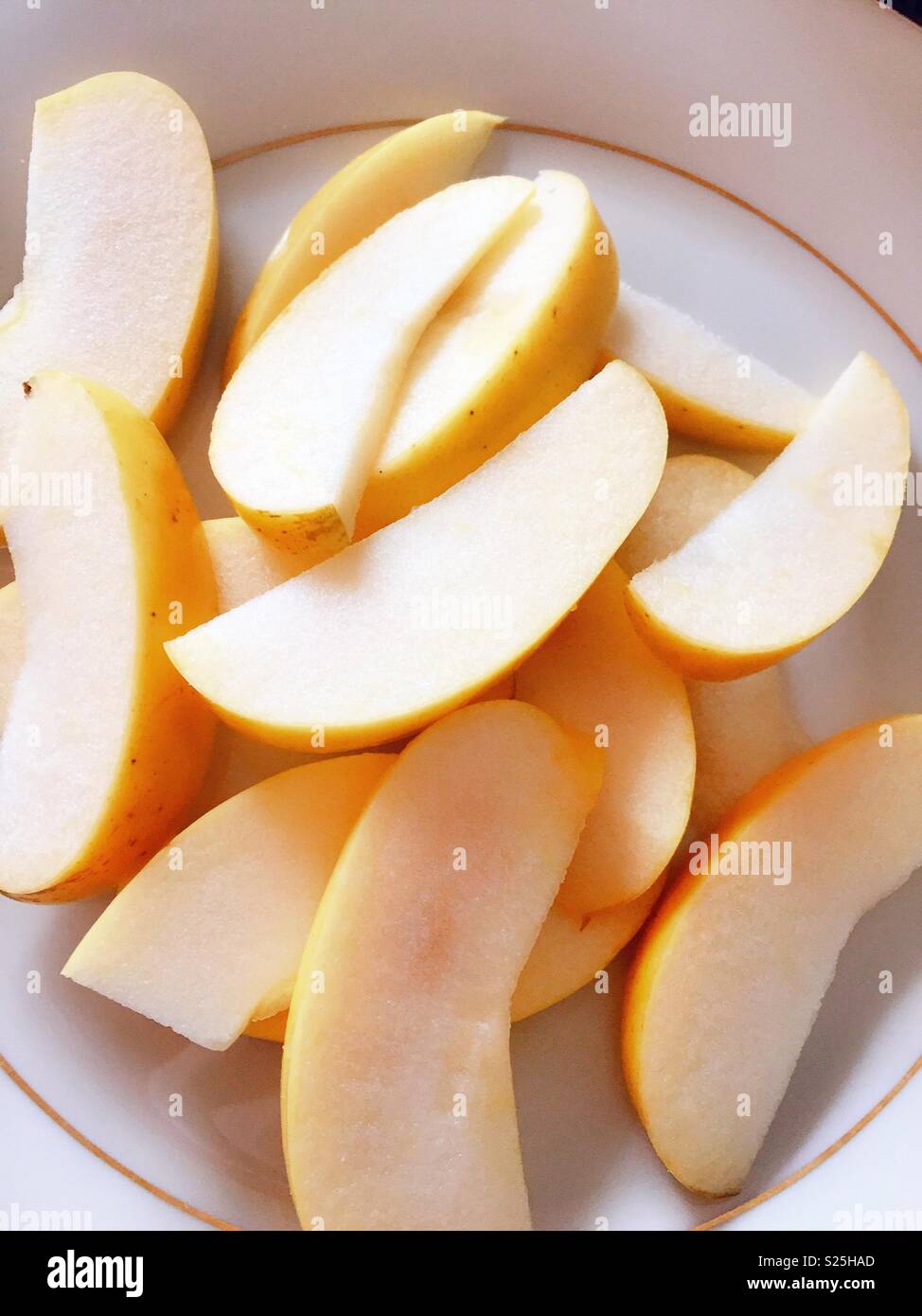 Les tranches de pommes sur une plaque de la Chine. - Image de stock capturée avec un smartphone