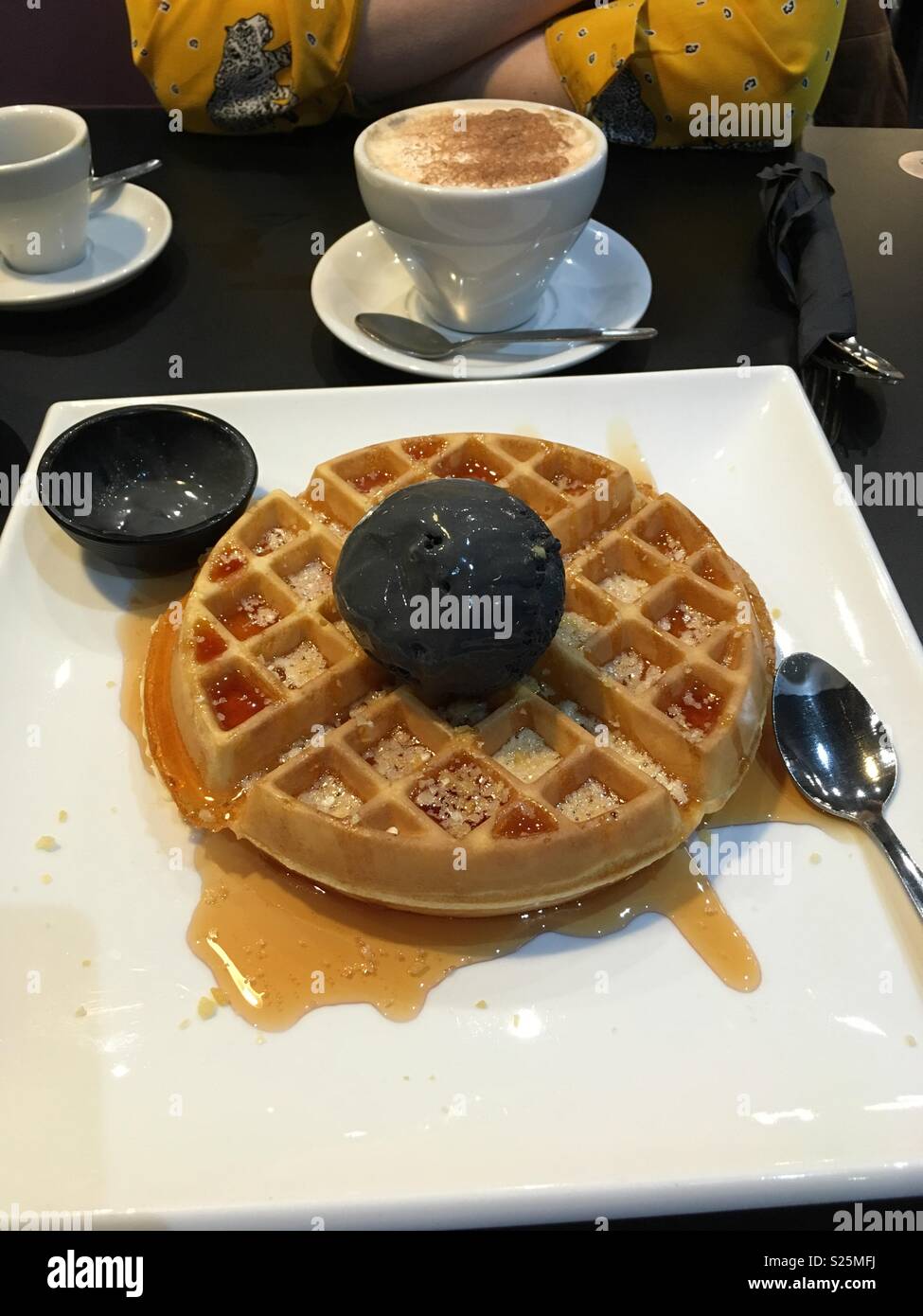 Gaufre, glace et café noir Banque D'Images