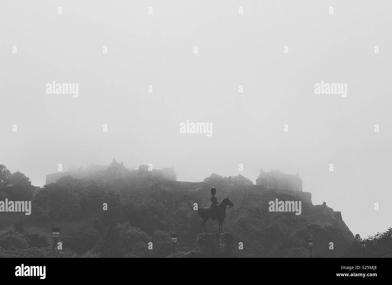 Le château d'Édimbourg dans le brouillard Banque D'Images