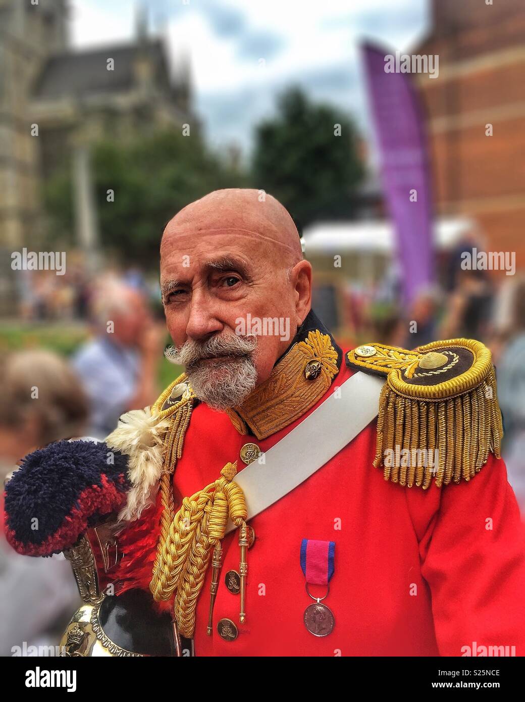 Vieil homme excentrique à l'époque victorienne à l'uniforme militaire festival Dickens, Rochester, UK - Image de stock capturée avec un smartphone