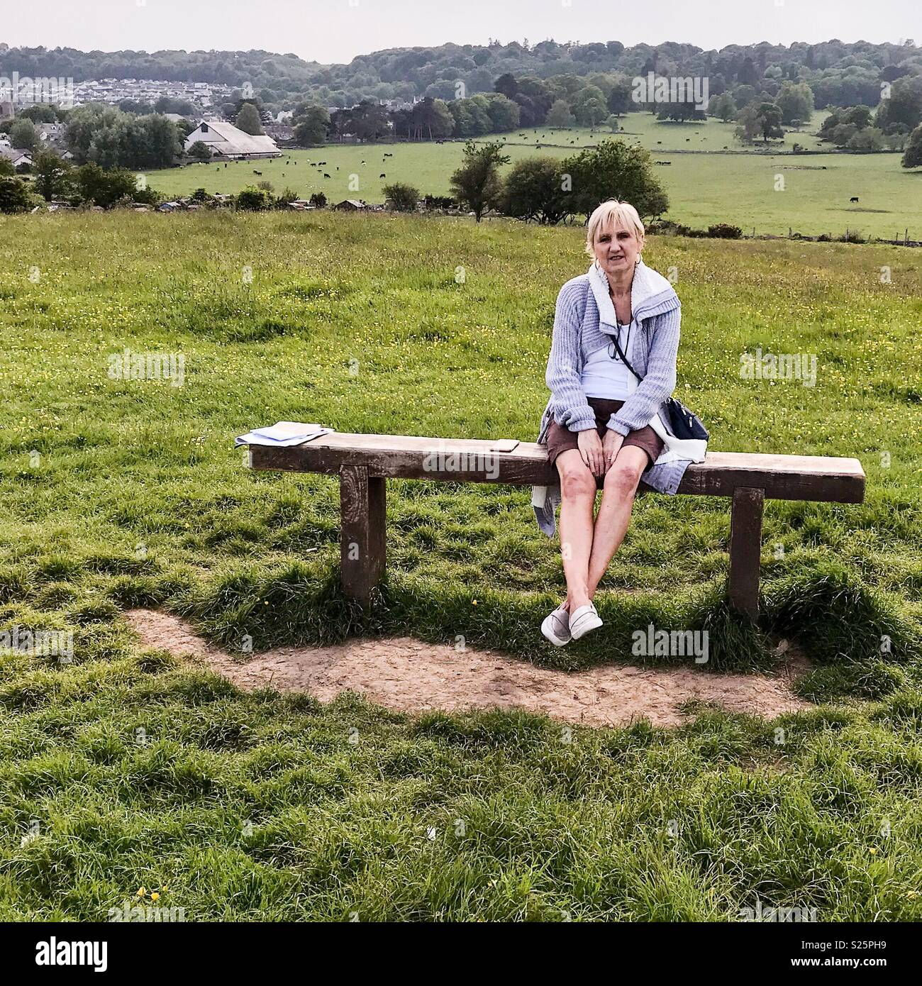 Assis sur un banc Banque D'Images