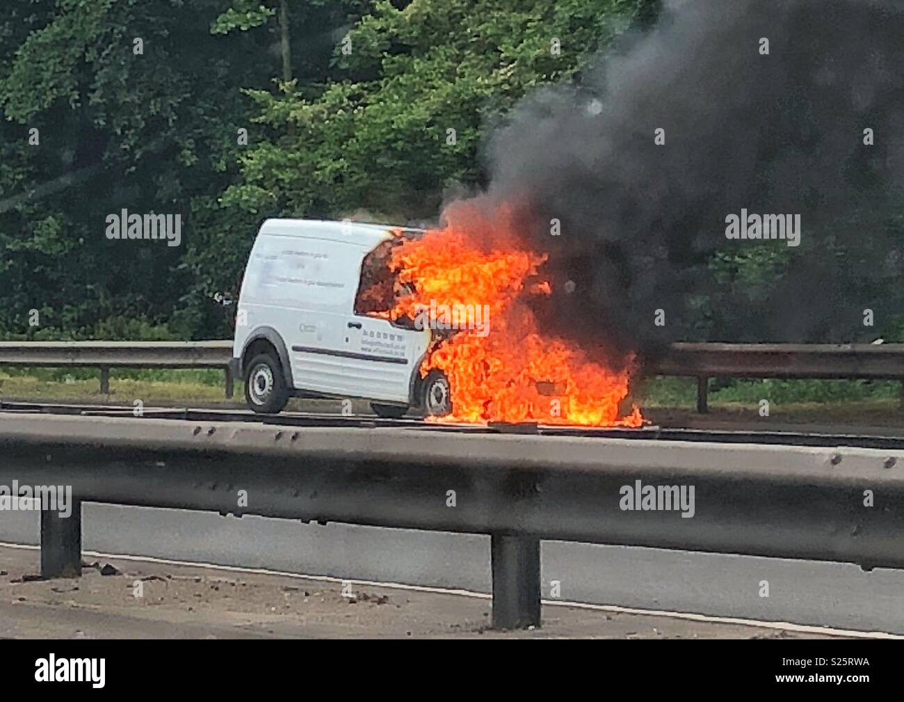 L'incendie du véhicule sur l'autoroute britannique Banque D'Images