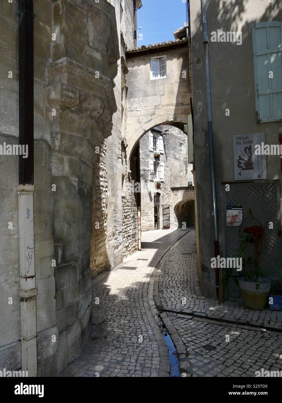 Le Français Pierre ruelle pavée avec arch Banque D'Images