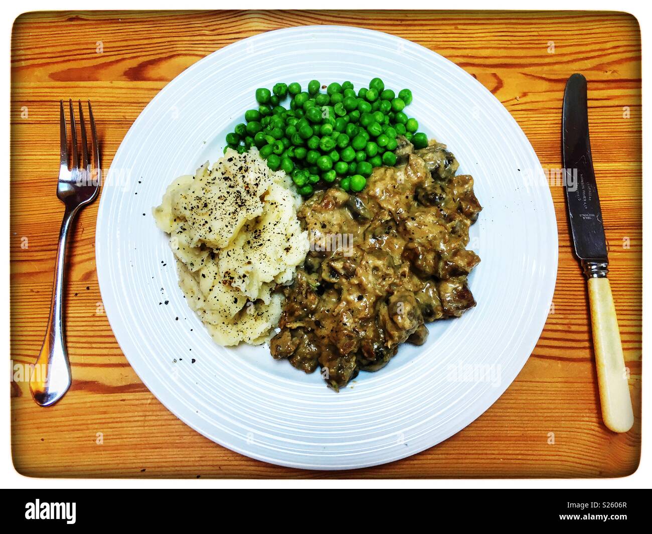 Boeuf fait maison et le raifort avec purée de pommes de terre et les pois - Image de stock capturée avec un smartphone