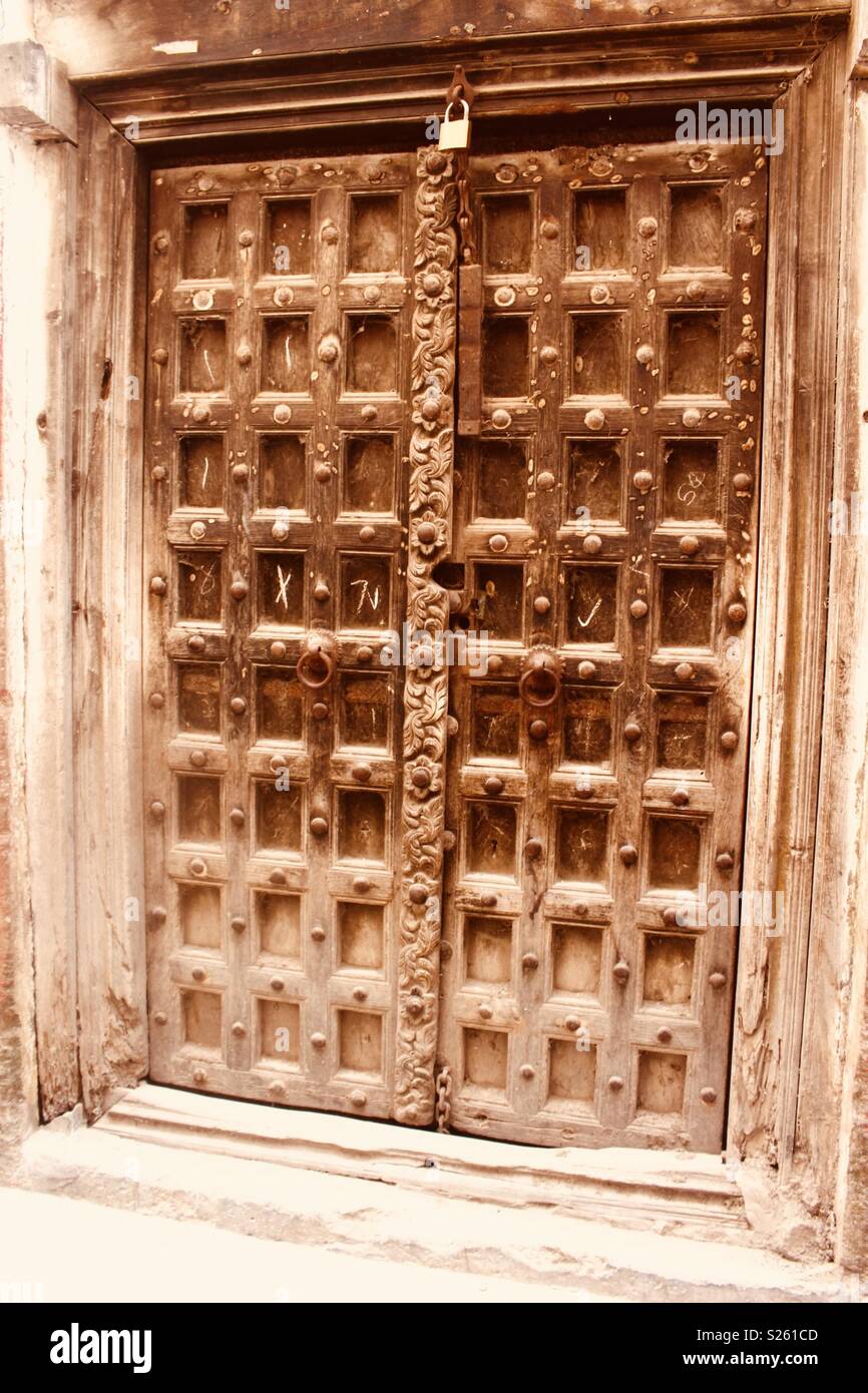 Le swahili porte en bois sculpté à Lamu, Kenya Banque D'Images