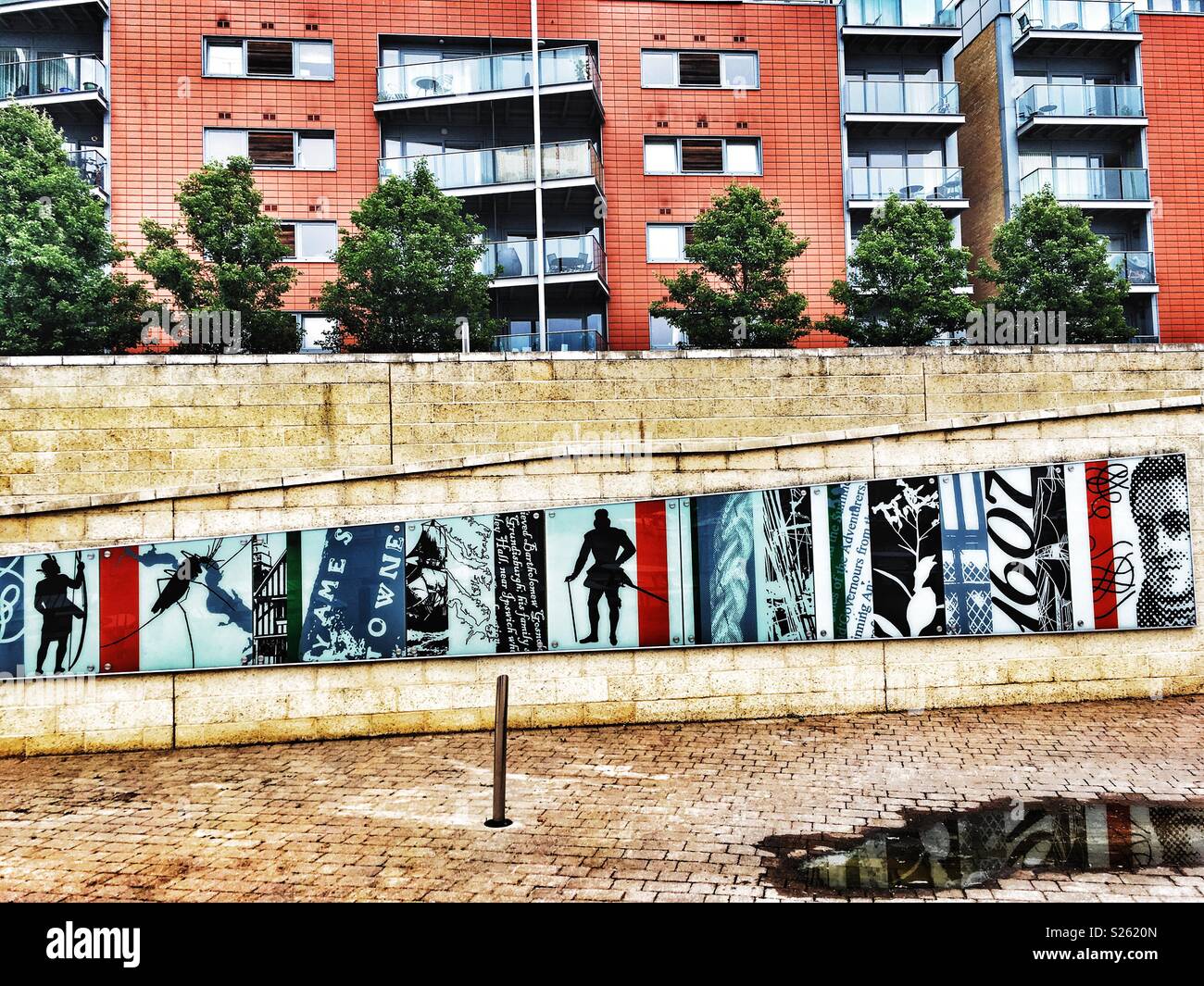 Au-delà de l'horizon par l'artiste Dan Savage, Neptune Quay, Ipswich, Suffolk, Angleterre. - Image de stock capturée avec un smartphone
