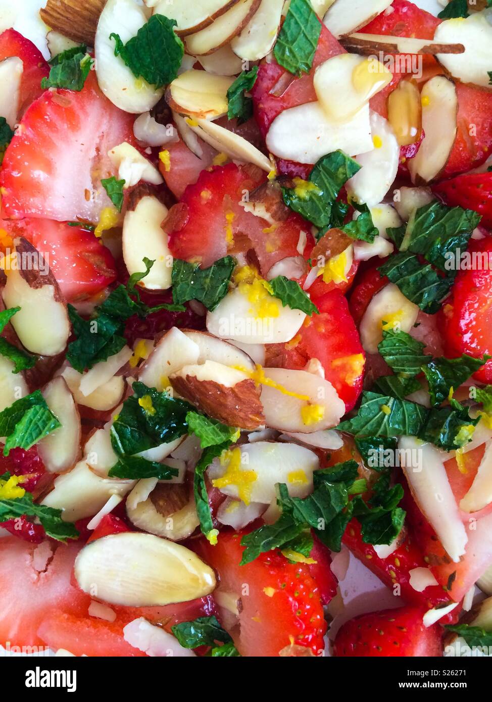 Superfood salade de fruits avec des fraises, amandes, de menthe et de zeste de citron Banque D'Images