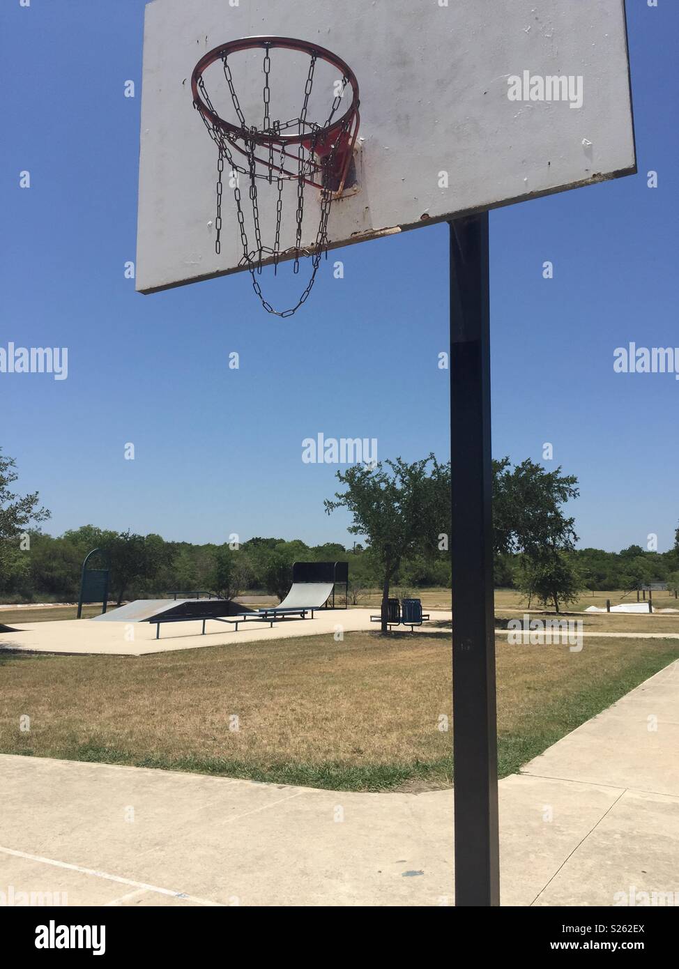 Basket-ball dans le parc avec une rampe de skate en arrière-plan Photo  Stock - Alamy