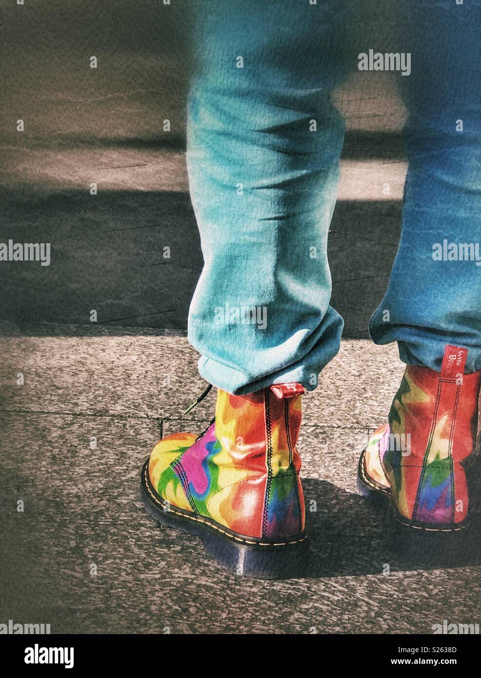 Une paire de bottes Dr. Martens multicolores Banque D'Images