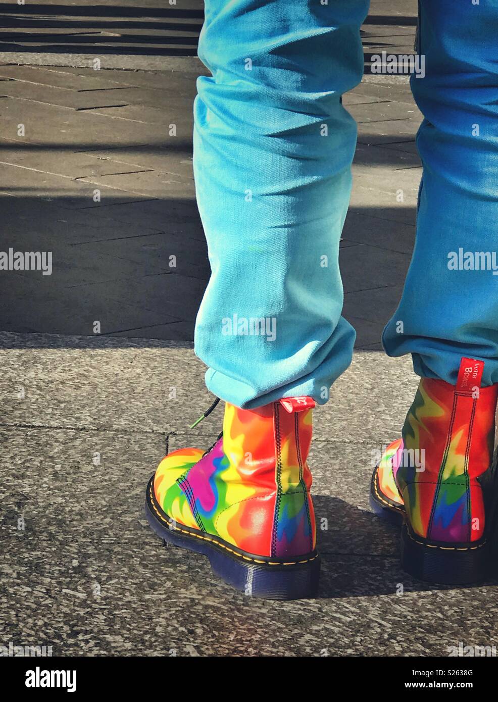 Une paire de bottes Dr. Martens colorées Banque D'Images
