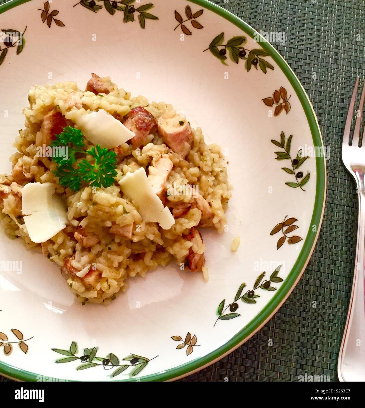 Risotto au poulet italien Tradition, parmegiani et vin blanc - Image de stock capturée avec un smartphone