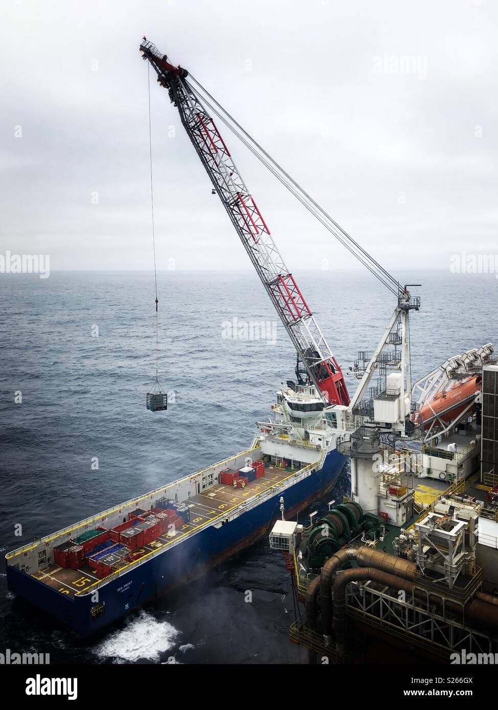 Le pétrole de la mer du Nord et du gaz de la grue rig bateau. Lee crédit Ramsden / Alamy Banque D'Images