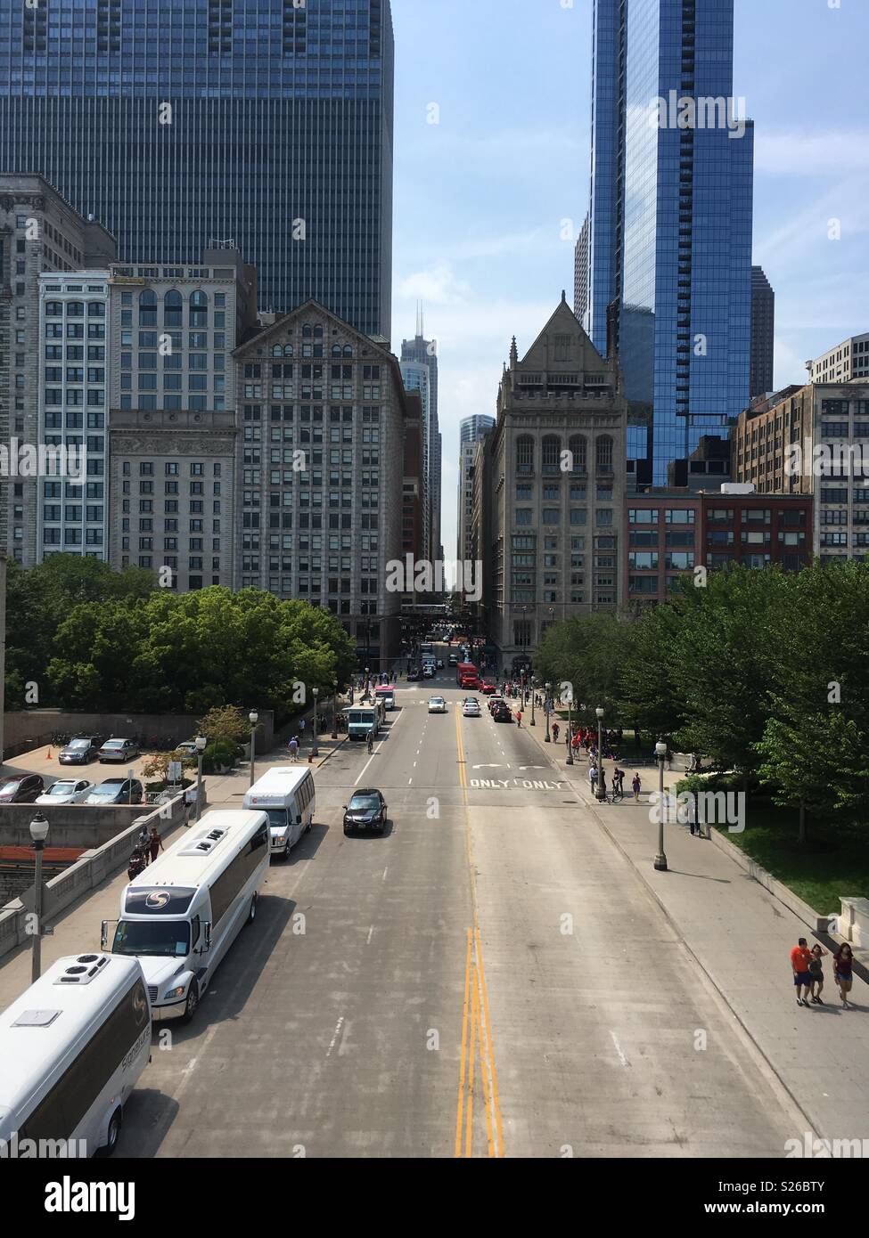 Vue vers le bas Monroe Street, Chicago, de Nichols Bridgeway, entre le Millennium Park et Art Institute of Chicago. Banque D'Images