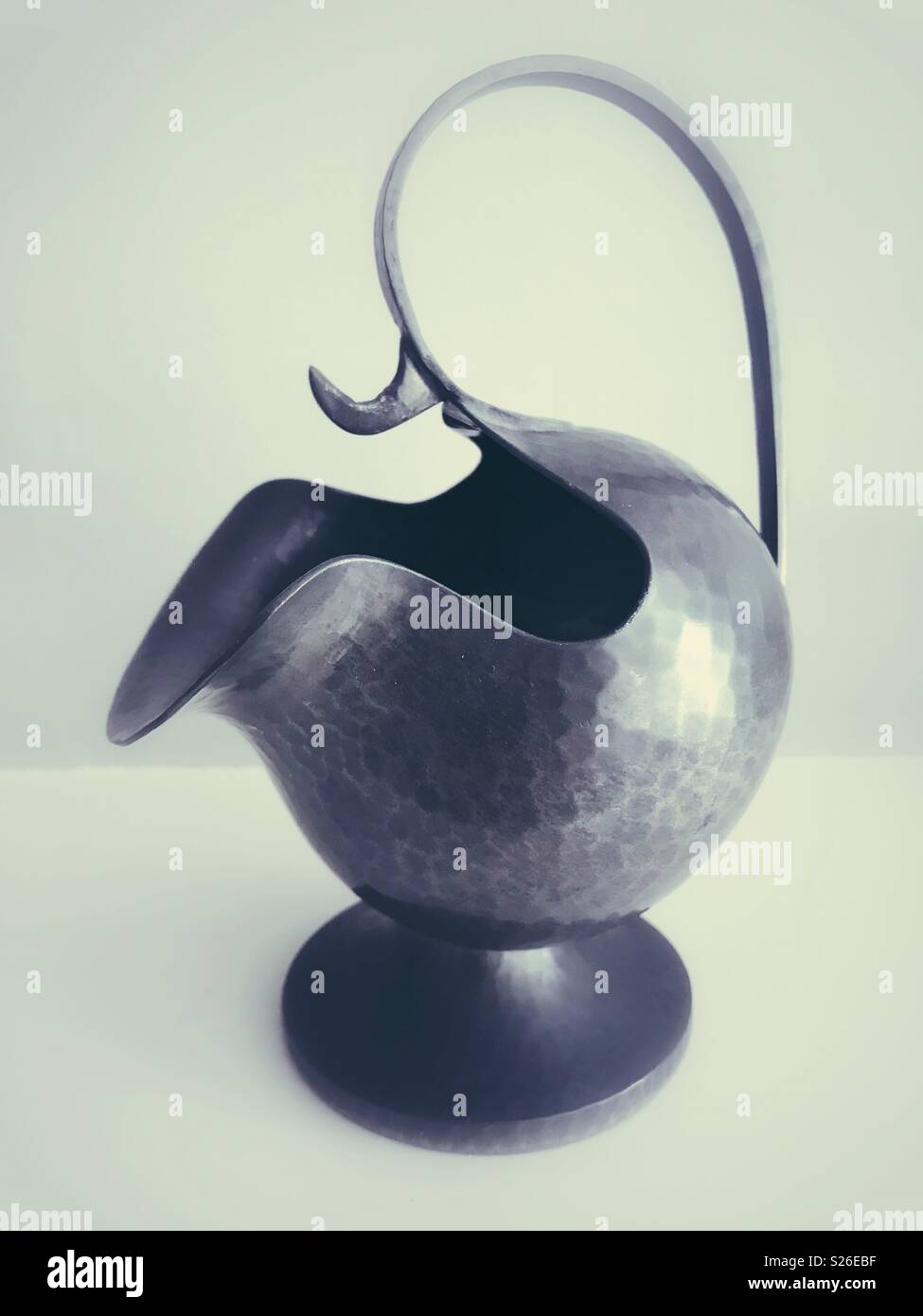 Un pichet en étain ancien - Image de stock capturée avec un smartphone