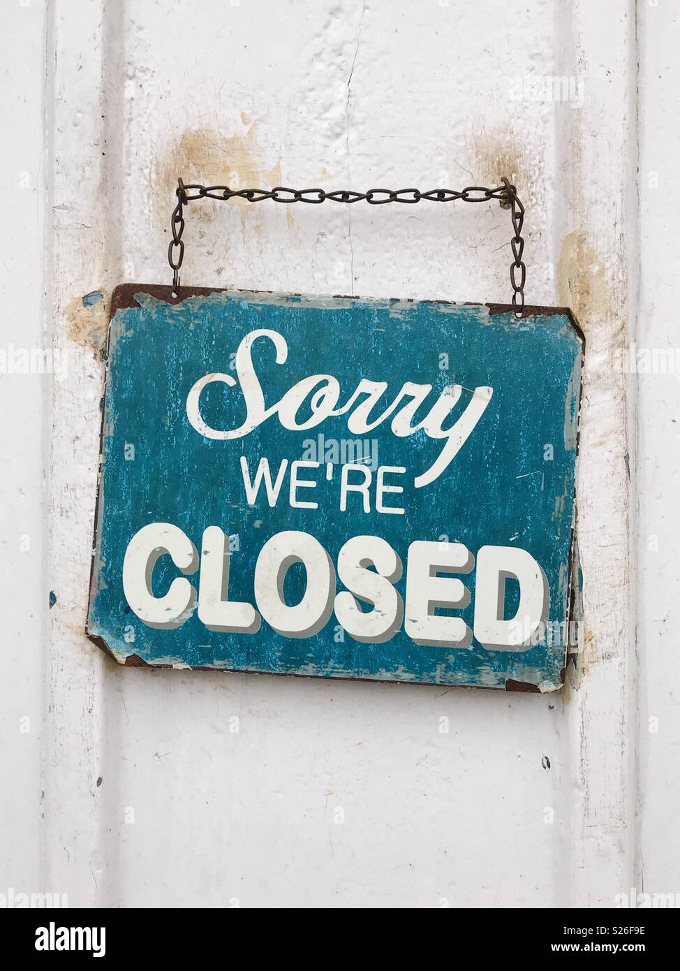 Un 'Désolé NOUS SOMMES FERMÉ' signe sur une porte de boutique en Angleterre. - Image de stock capturée avec un smartphone